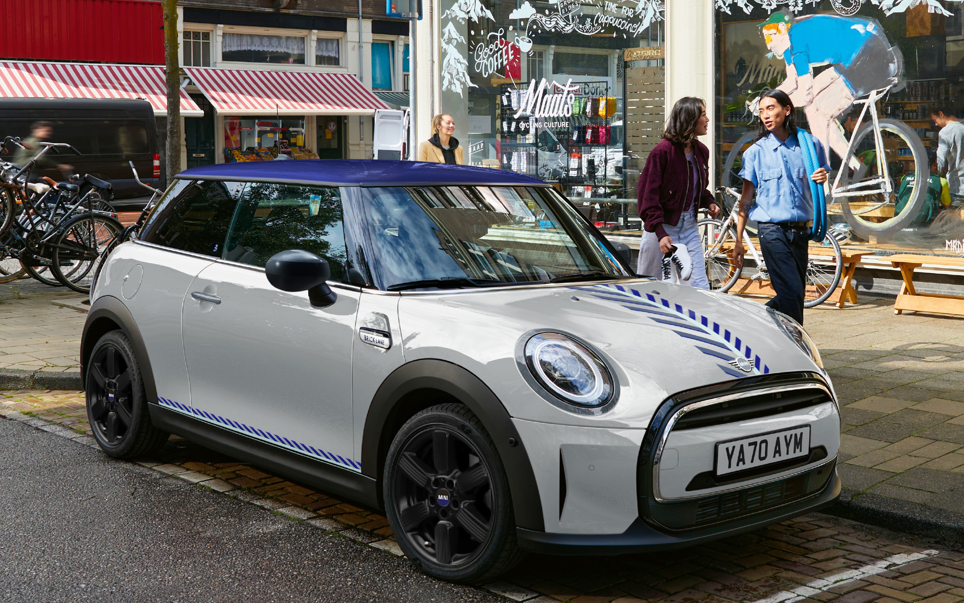 ブリック レーン エディションのポイントを細部まで紹介してくれる