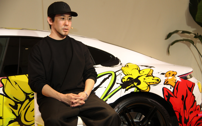 ポルシェ、アーティスト・SHUN SUDO氏とコラボしたアートカー公開