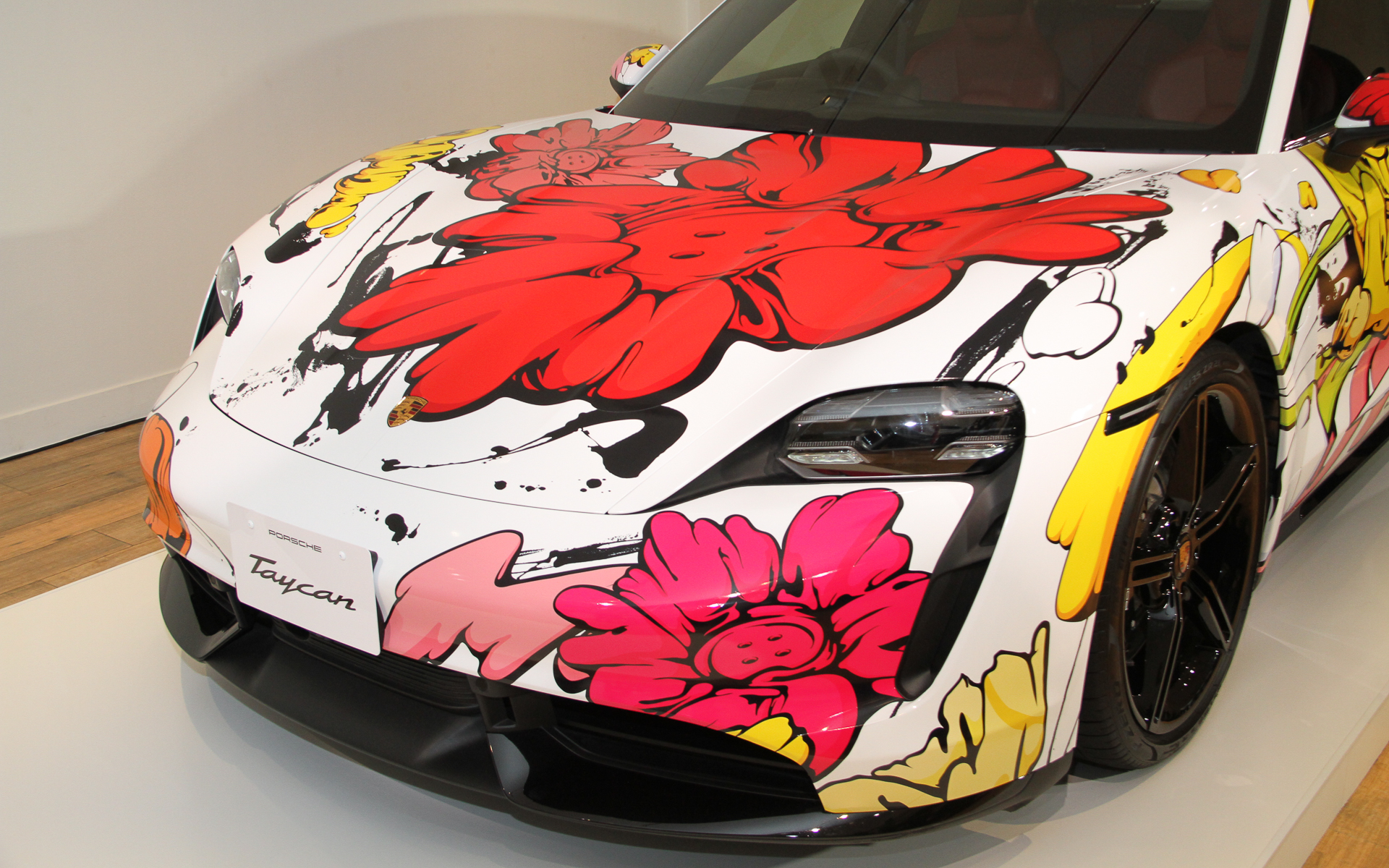 タイカン ターボをベースにしたアートカー