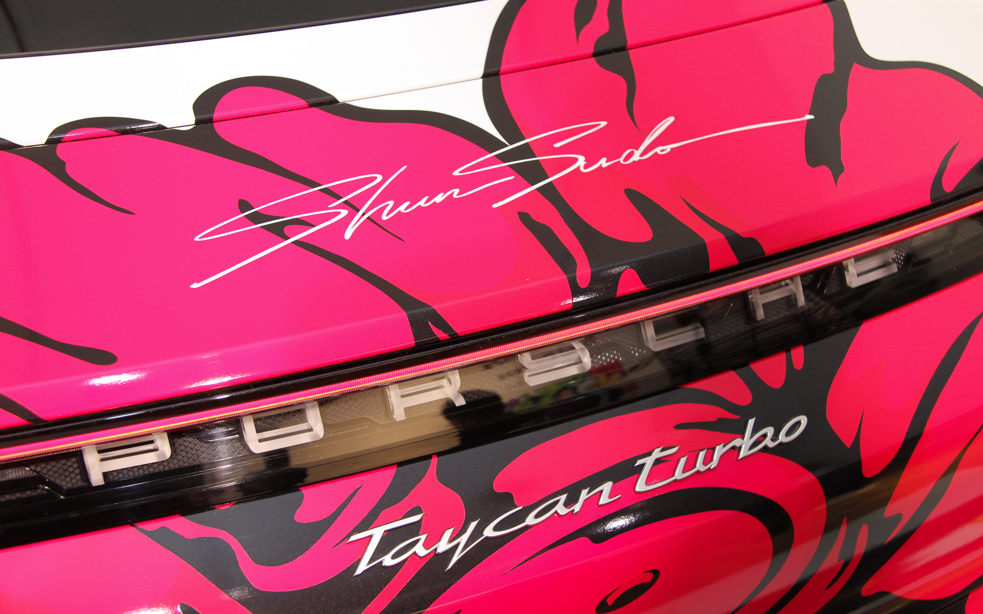 タイカン ターボをベースにしたアートカー