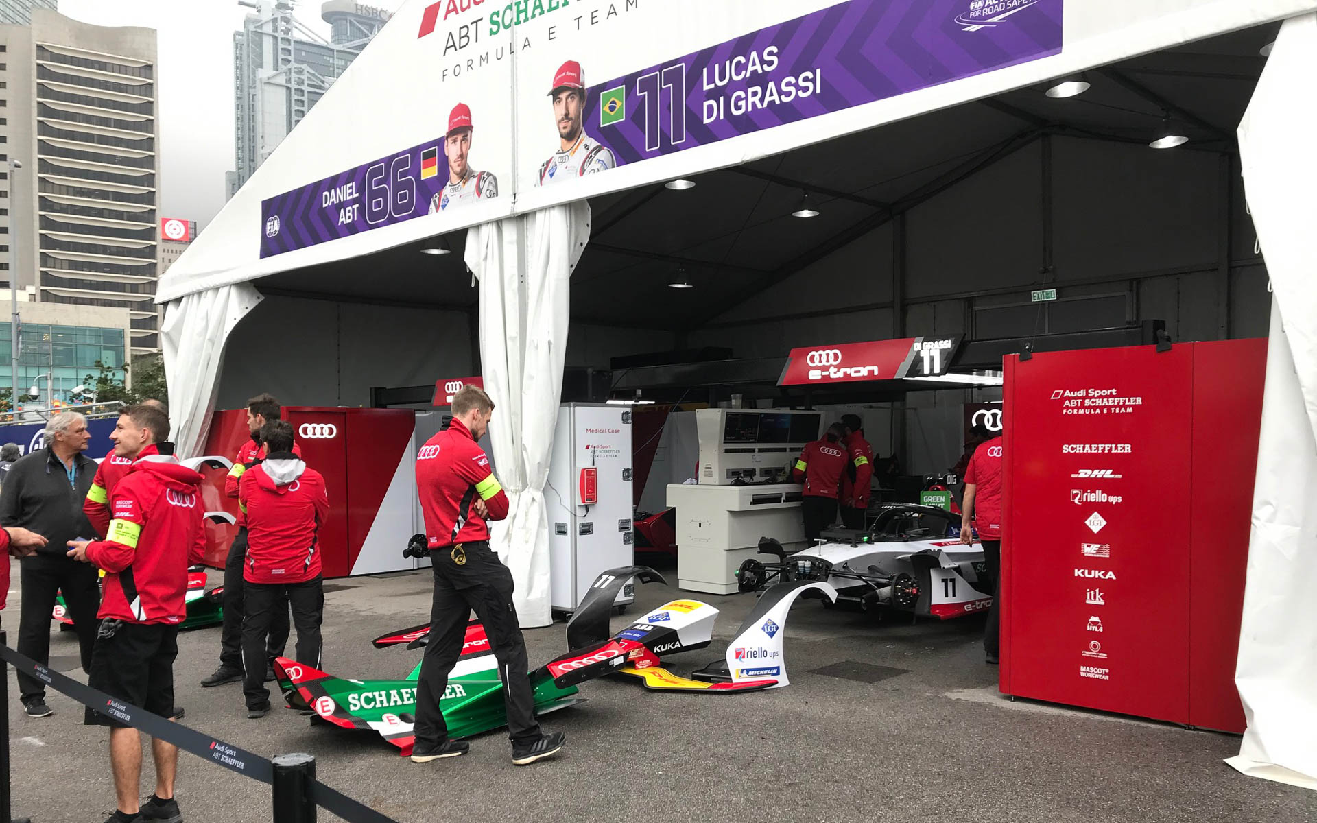 フォーミュラEのパドック。市街地で行なわれるので、ちょっとした広場がパドックになる