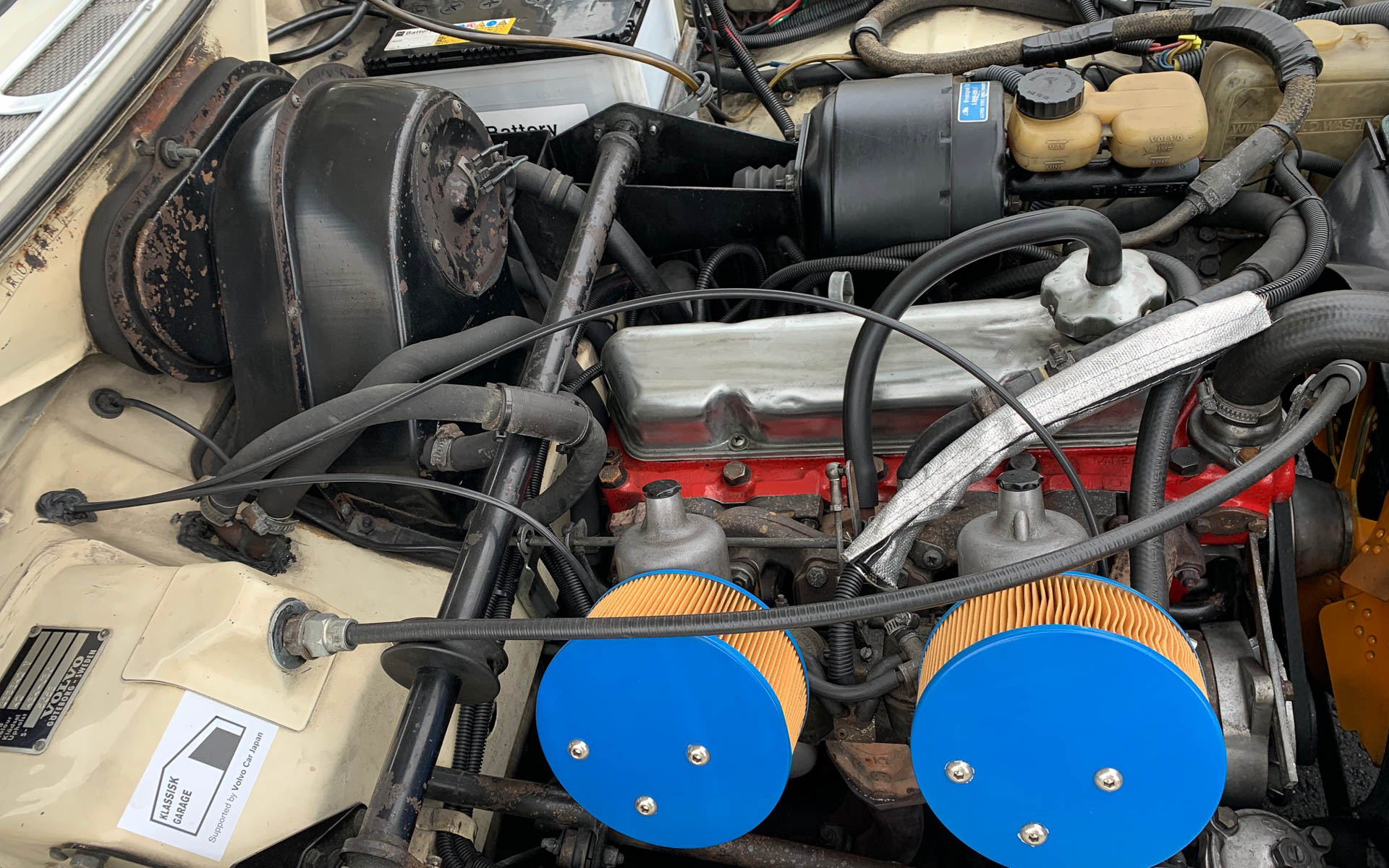 ボルボ アマゾンのエンジン。ツインのSUキャブレターです