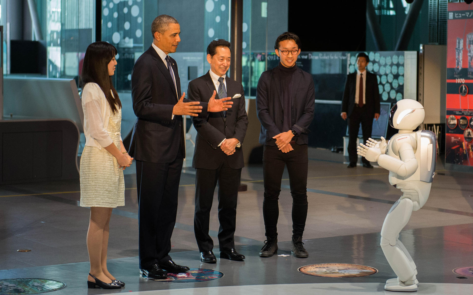 2014年に米国バラク・オバマ大統領と対面するASIMO（写真提供：外務省）