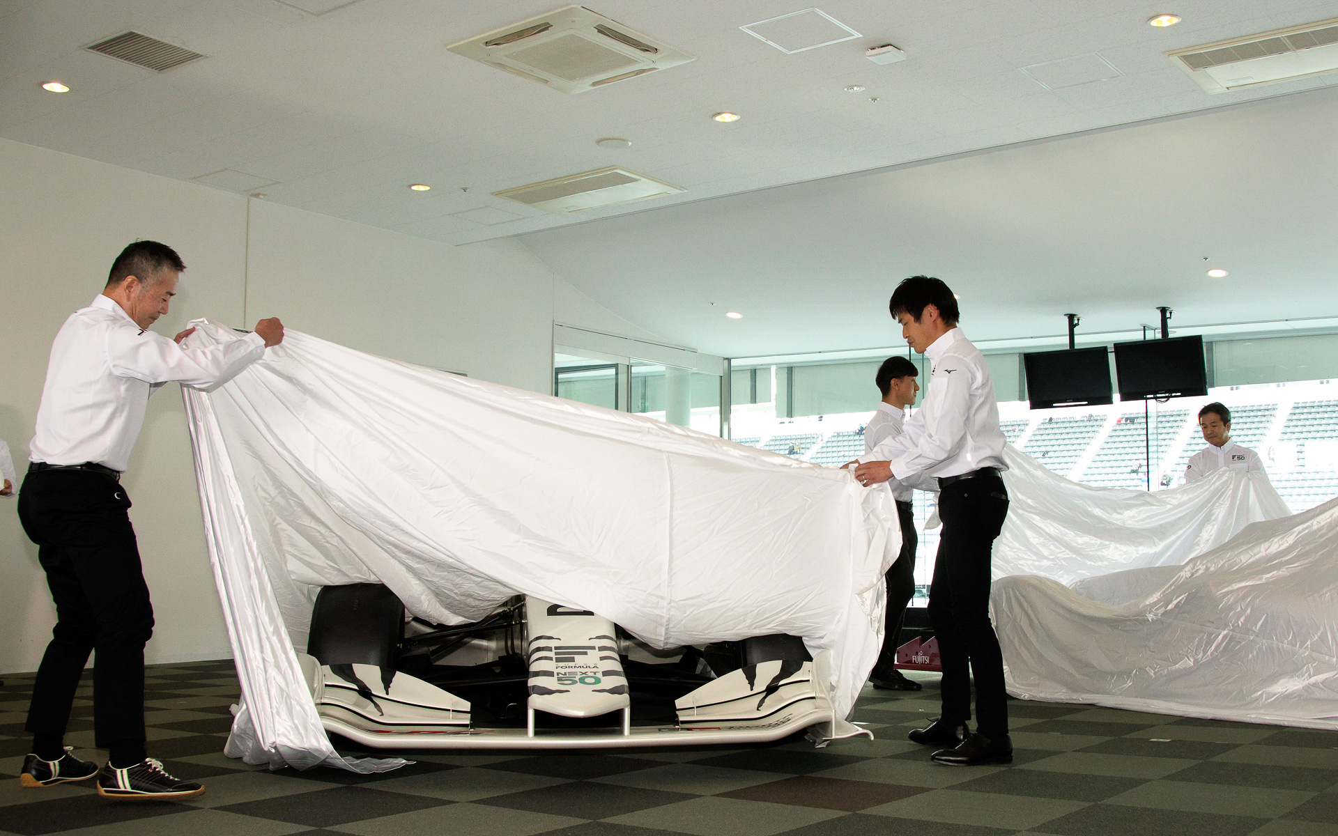 開発テスト車両をアンベール