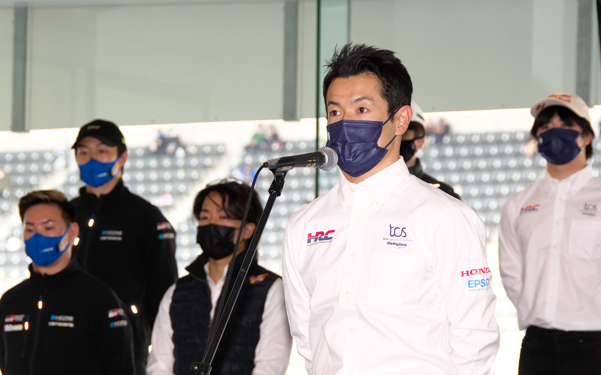 山本尚貴選手が取り組み付いてあいさつ