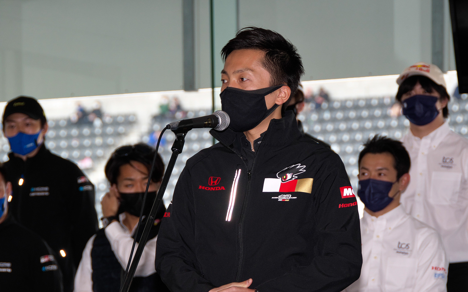 前年のチャンピオン野尻智紀選手がドライバー代表であいさつ