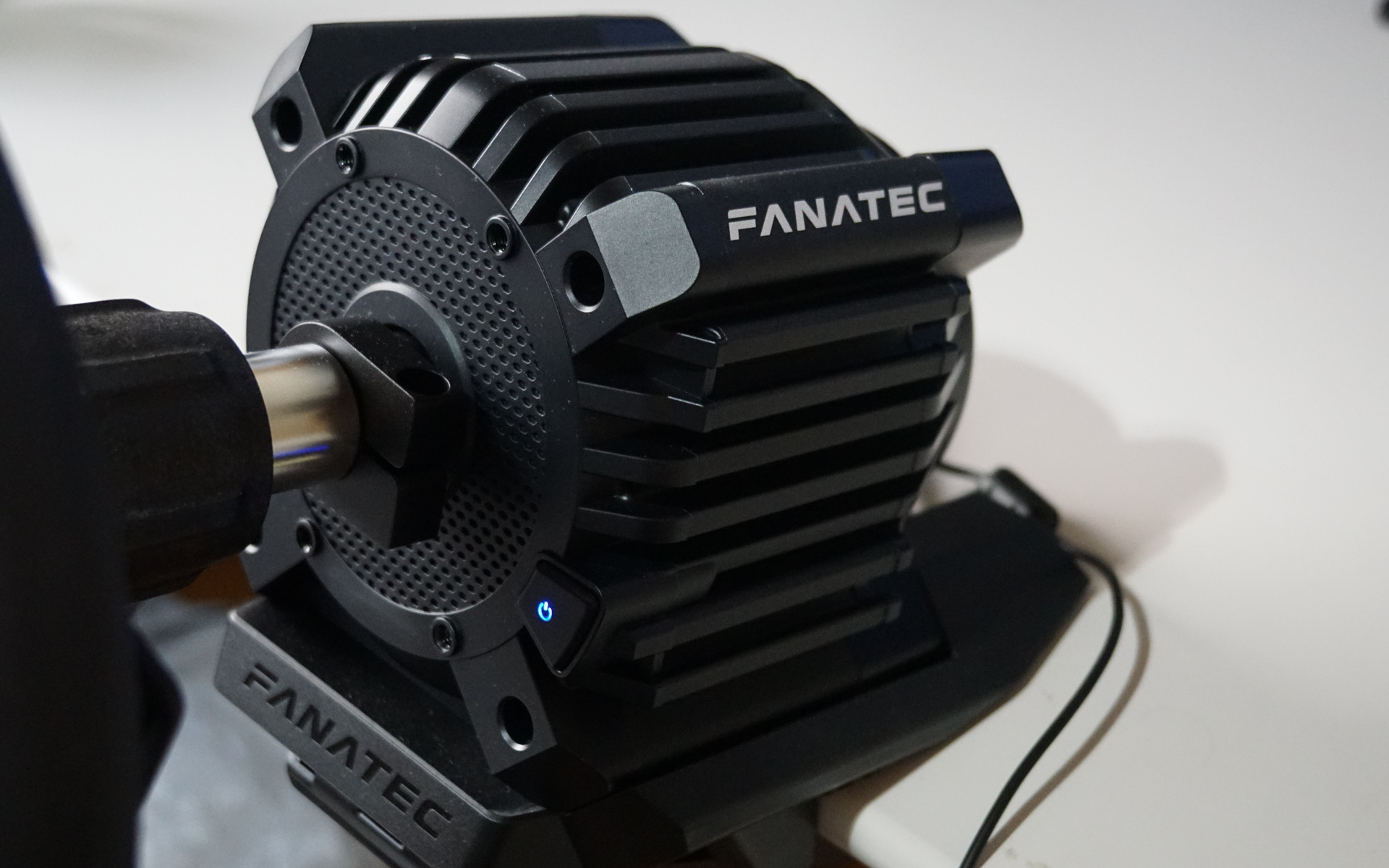 ステアリングホイールがモーターシャフトに直接マウントされるダイレクトドライブを採用する