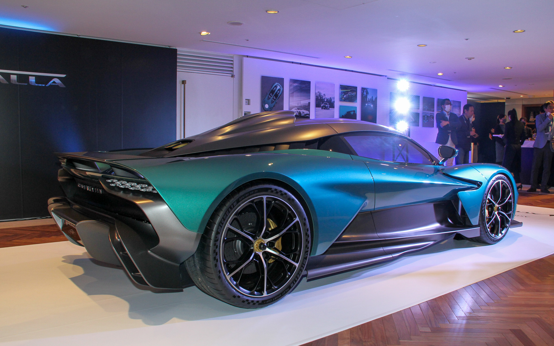 「ヴァルハラ」のパワートレーンはバッテリ駆動式のハイブリッドシステムと、V型8気筒4.0リッターツインターボエンジンが組み合わせられる。日本での販売予定価格は1億200万円