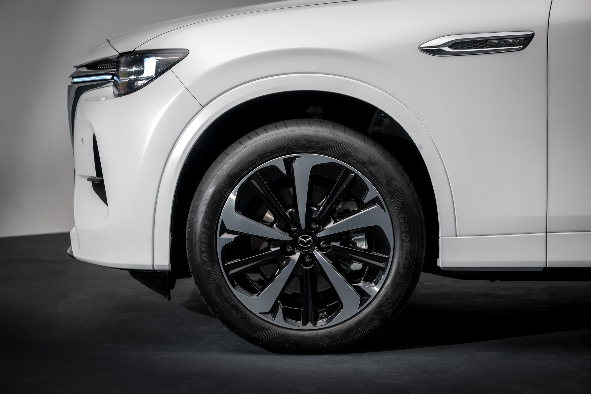 欧州で世界初公開された新型車「CX-60 PHEV」