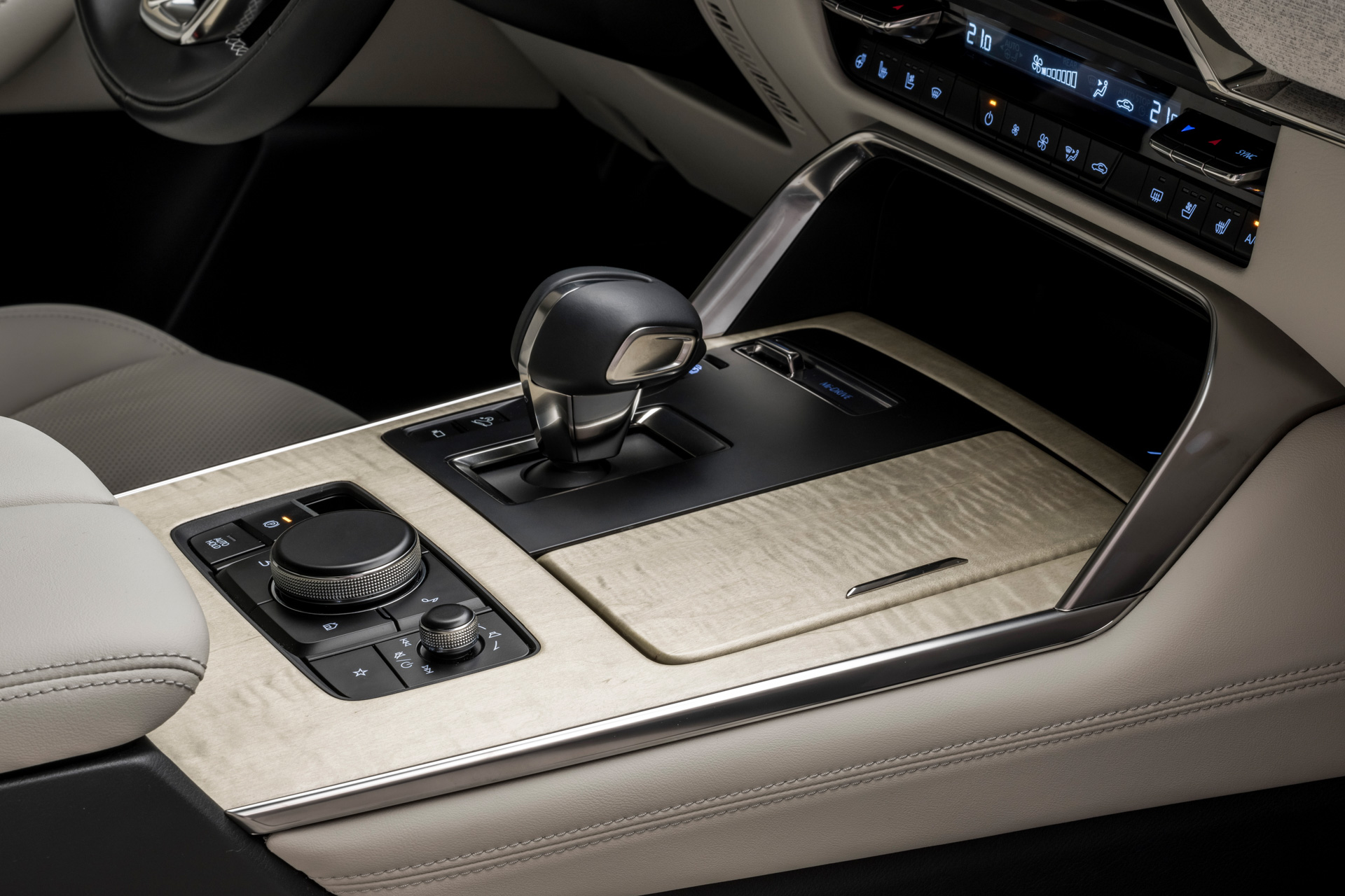 欧州で世界初公開された新型車「CX-60 PHEV」