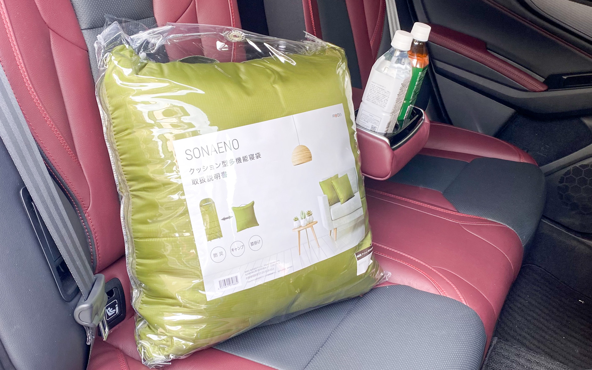 愛車のレヴォーグに新しい防災グッズが仲間入りしました。普段はクッションとして使えて、いざという時には寝袋になるという、「SONAENO クッション型多機能寝袋」です。ちょっと光沢のあるグリーンで、触ってみるとふっくらしていて、とても気持ちのいいクッション。これなら、仕事の時でも撮影の合間の待ち時間や、長距離走行でちょっと一休みする時に使えそう。ブランケットとしても使えるので、防寒対策にもなりますね