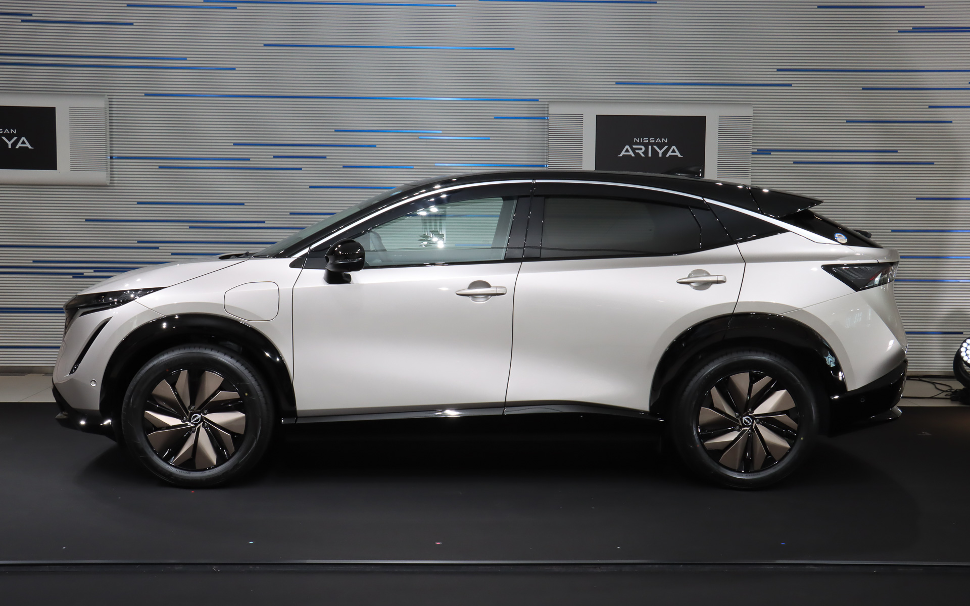 ボディカラーはシェルブロンド/ミッドナイトブラック 2トーン