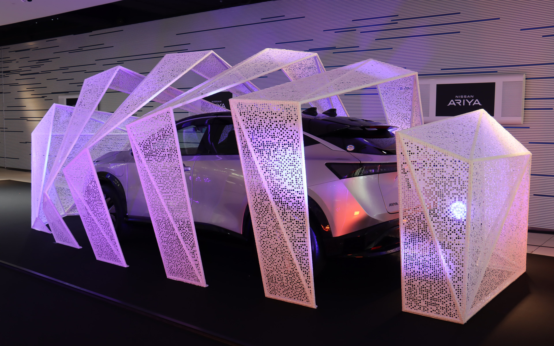 アリアのデザインコンセプト「伝統美術と先進技術の融合」に合わせ、繭をモチーフにしたデザインとなっている