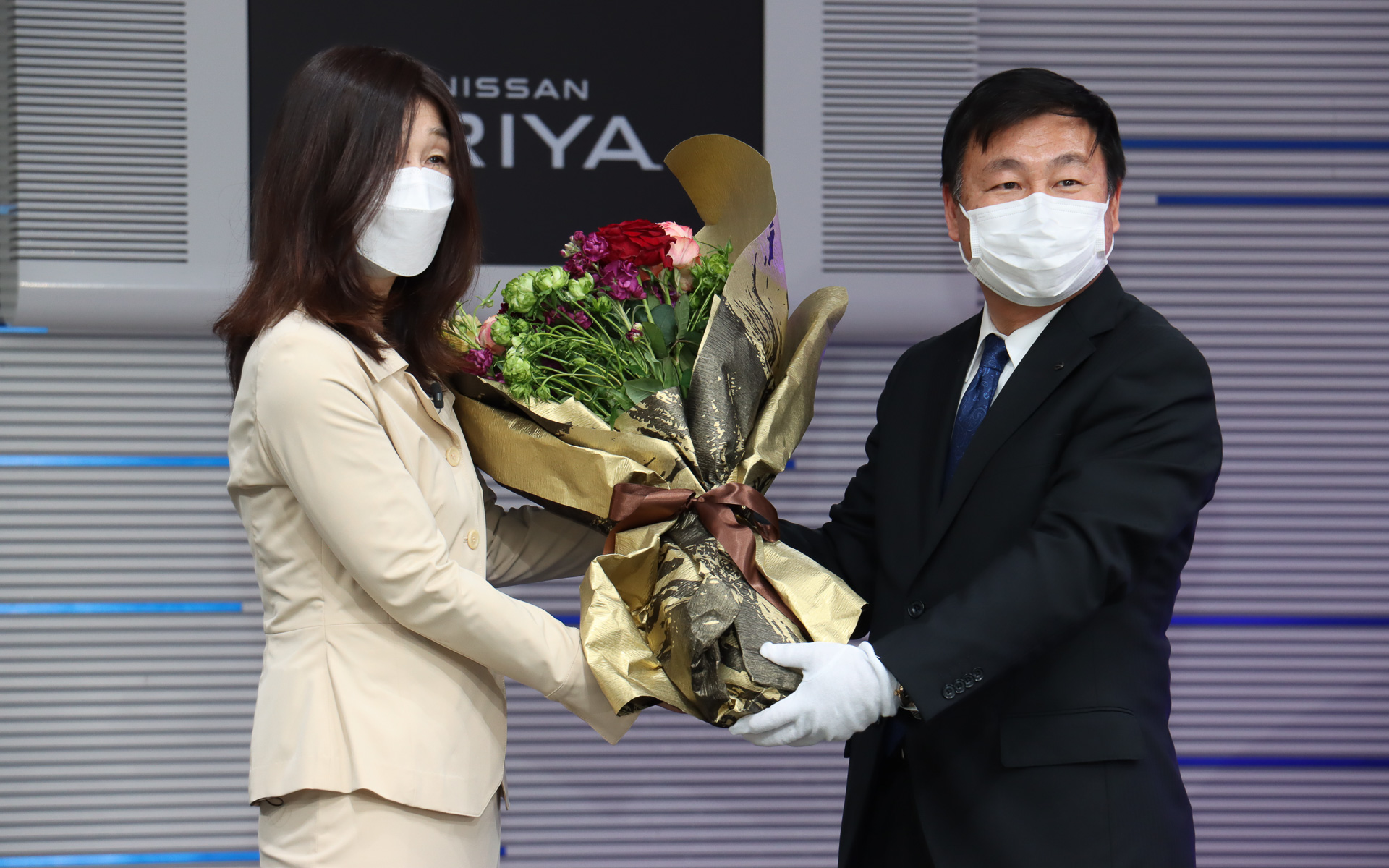 日産プリンス千葉販売 取締役 専務執行役員 豊永裕次氏から中村明子さんに花束を贈呈