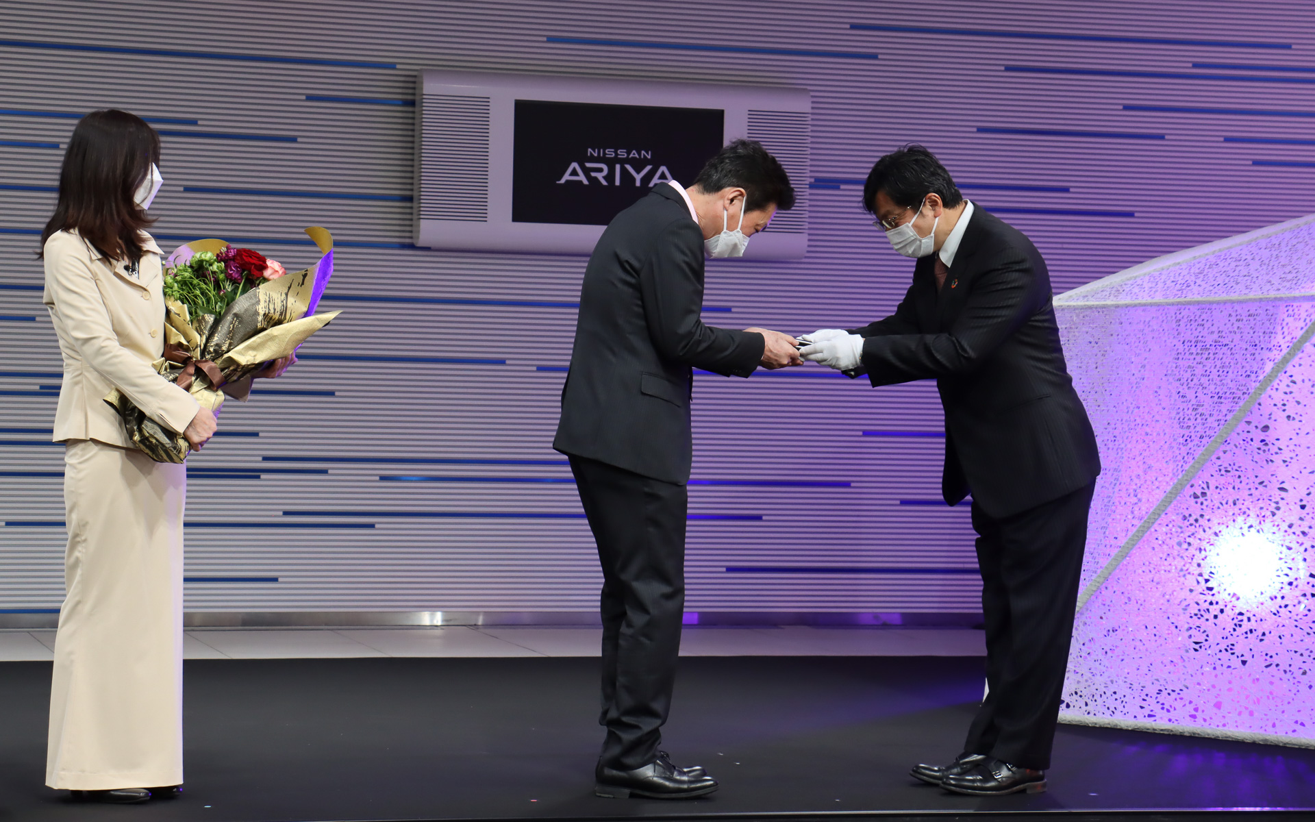 伊藤氏から中村真司さんにアリア購入第1号車のキーが手渡された