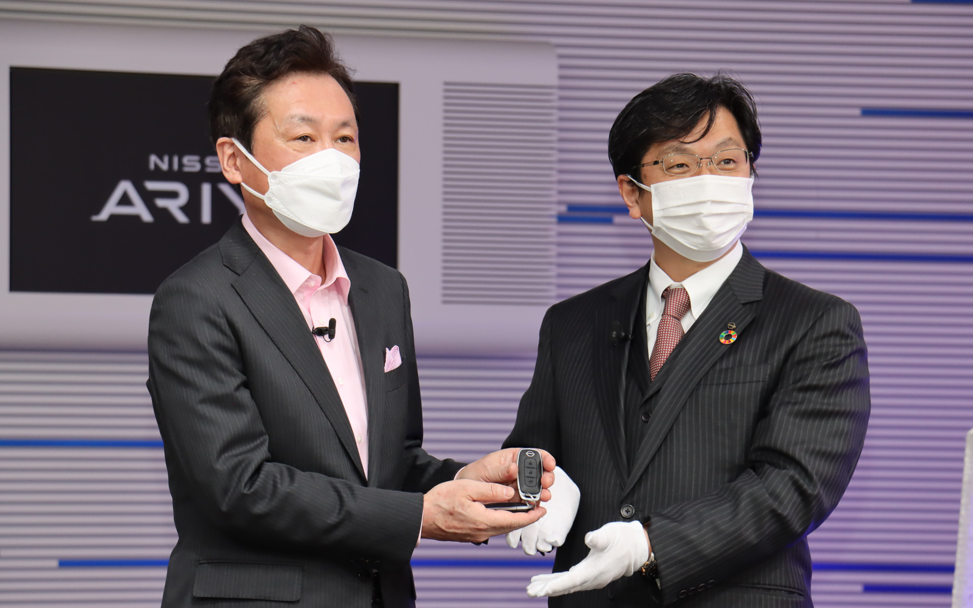 伊藤氏から中村真司さんにアリア購入第1号車のキーが手渡された