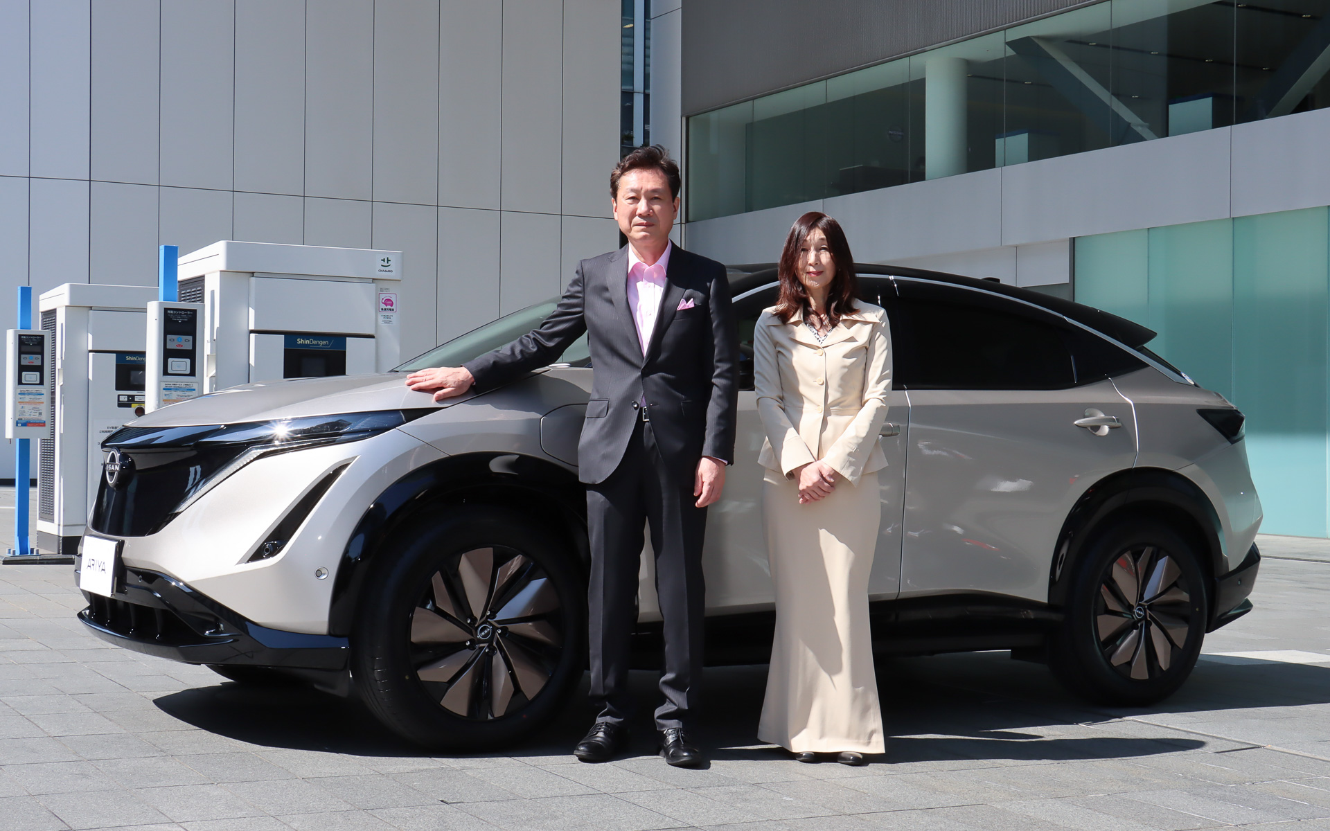 太陽光の下で中村夫妻のフォトセッション