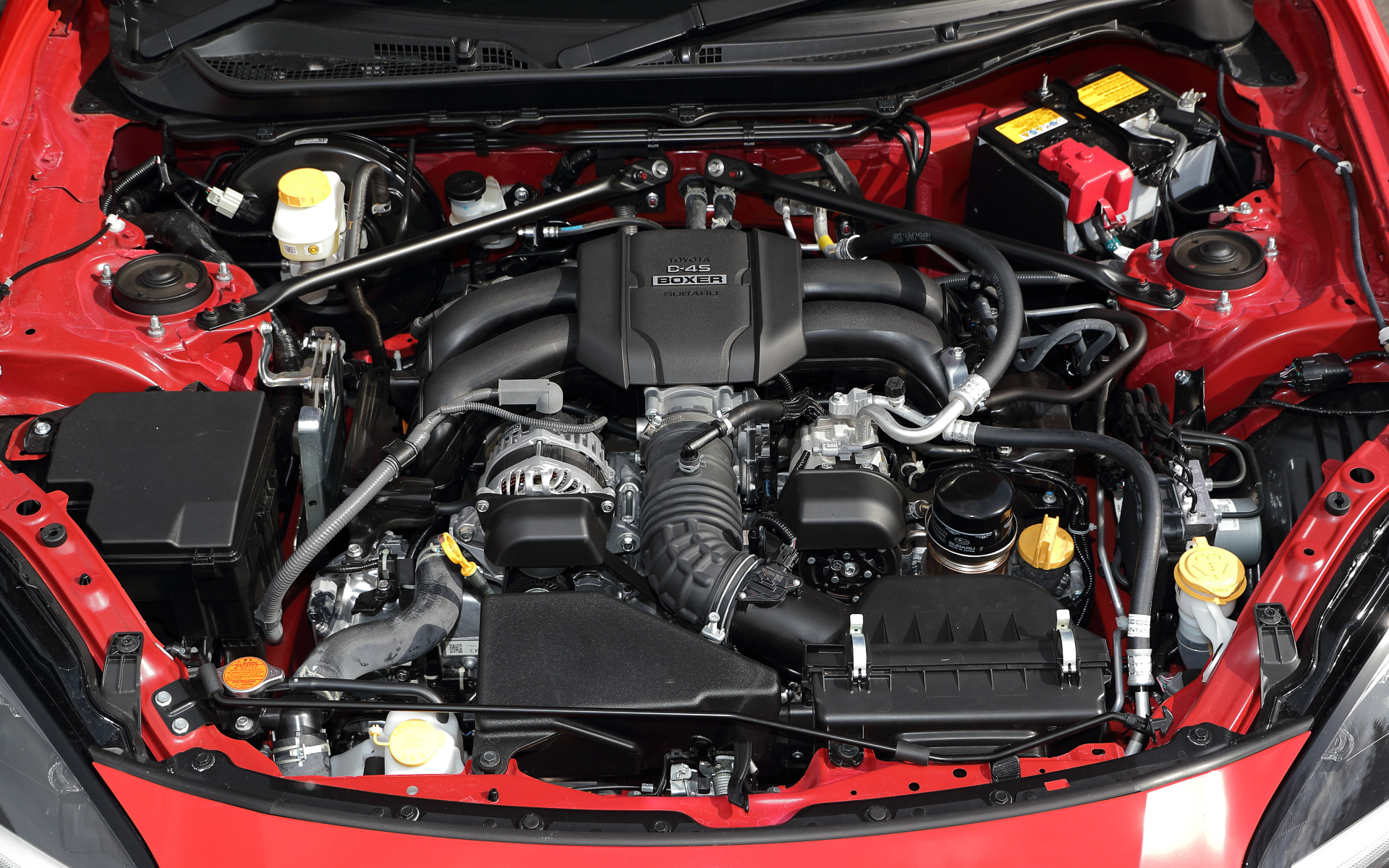 搭載される水平対向4気筒2.4リッター「FA24」型エンジンは、最高出力173kW（235PS）/7000rpm、最大トルクは250Nm（25.5kgfm）/3700rpmを発揮。レスポンスよく、滑らかに高回転まで吹け上がるスポーツカーらしいフィーリングと力強い加速を両立している