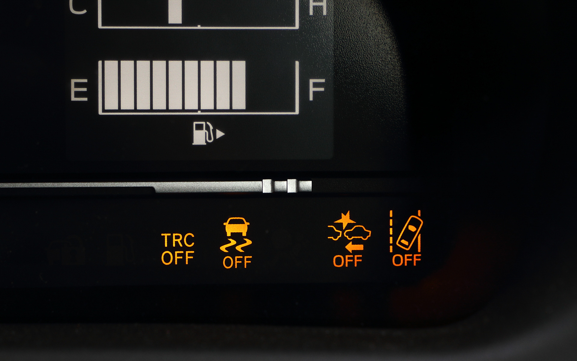 安心・安全を高めてくれる電子制御。今回の状況ではテストのために全オフにしたが、公道では基本的にオンだ