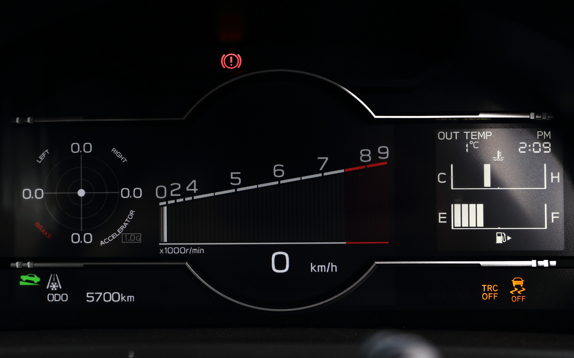 トラックモードにすると高回転域にフォーカスしたタコメーターやGセンサーなどが表示される