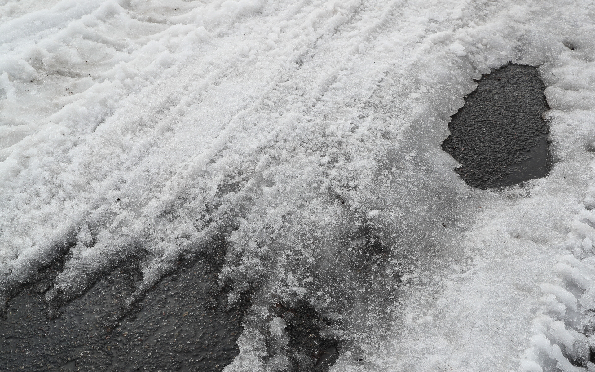整えられた全面圧雪バーンではなく、深い轍もあれば、いきなりアスファルトが現われて路面のミューが大きく変化する場所など、実際の道路と同じ複雑な条件での試乗となった