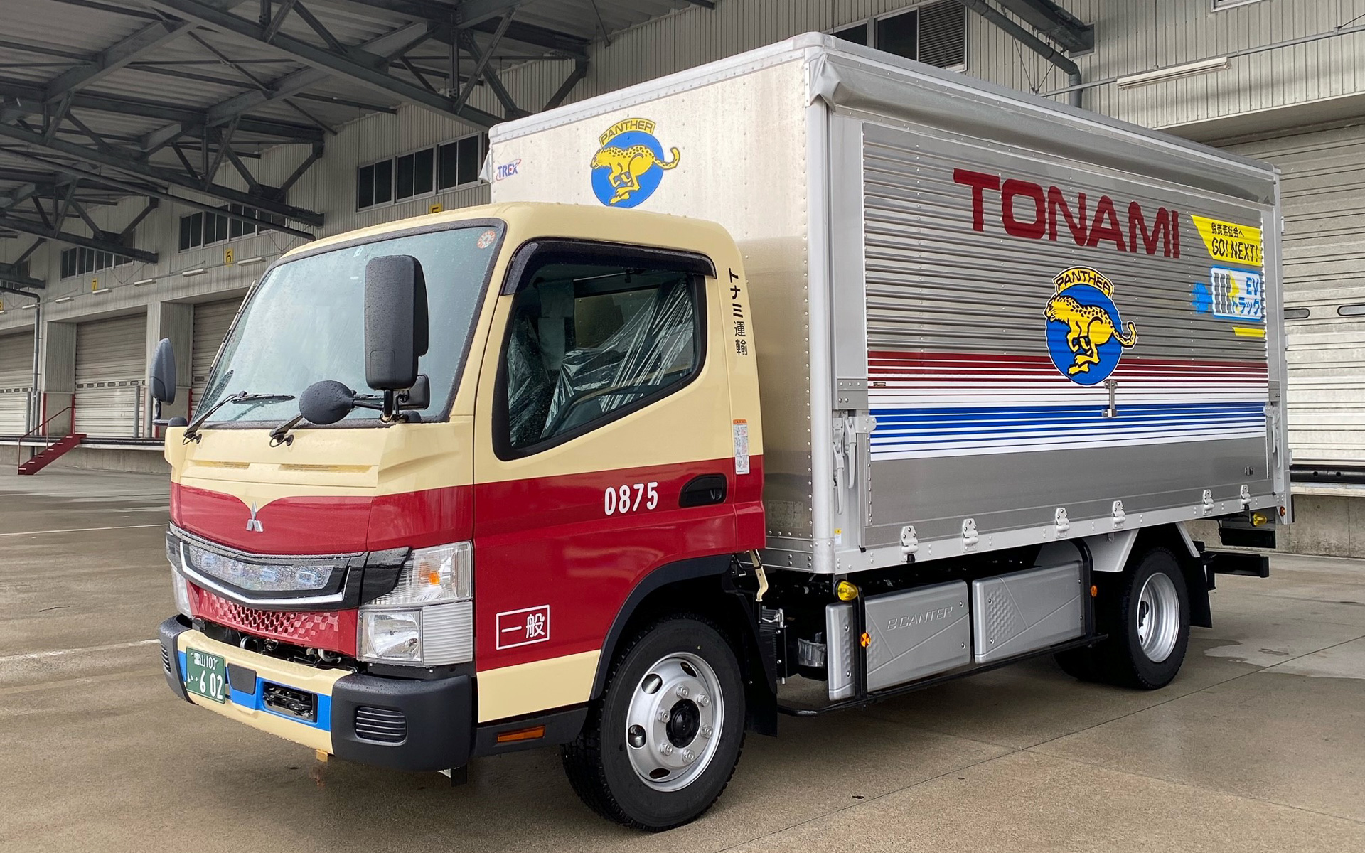 eCanterの電気駆動システムは、モーター（最大出力135kW、最大トルク390Nm）と、370V・13.5kWhの高電圧リチウムイオンバッテリパックを6個搭載。車両総重量は7.5tクラスで、急速充電では最大約1.5時間、普通充電では最大約11時間の充電で、航続距離は約100kmを確保している。画像はトナミ運輸に納車されたeCanter