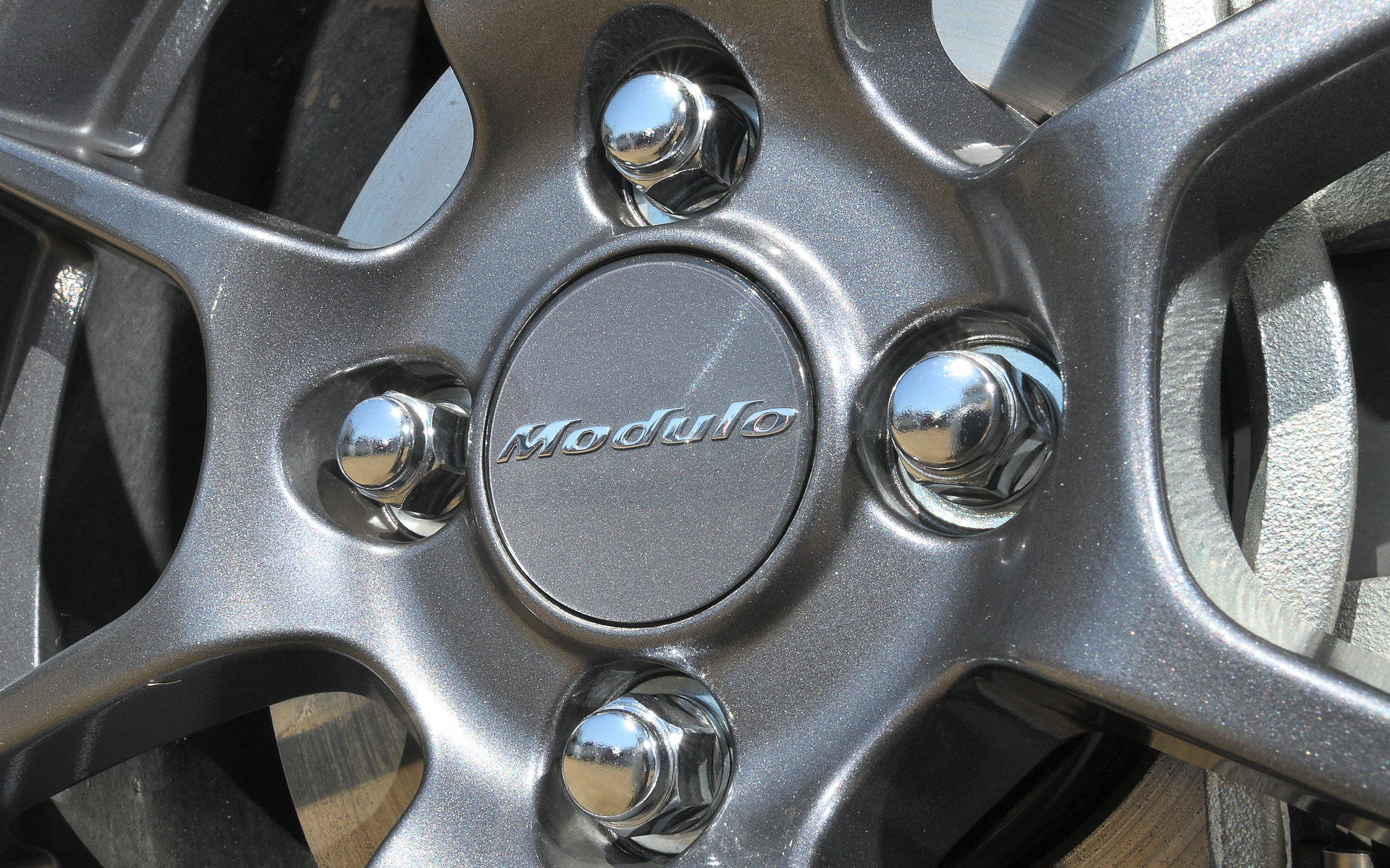 ホイール開発にあたってはエアロとのマッチングを考慮して何度も調整を行なわれた