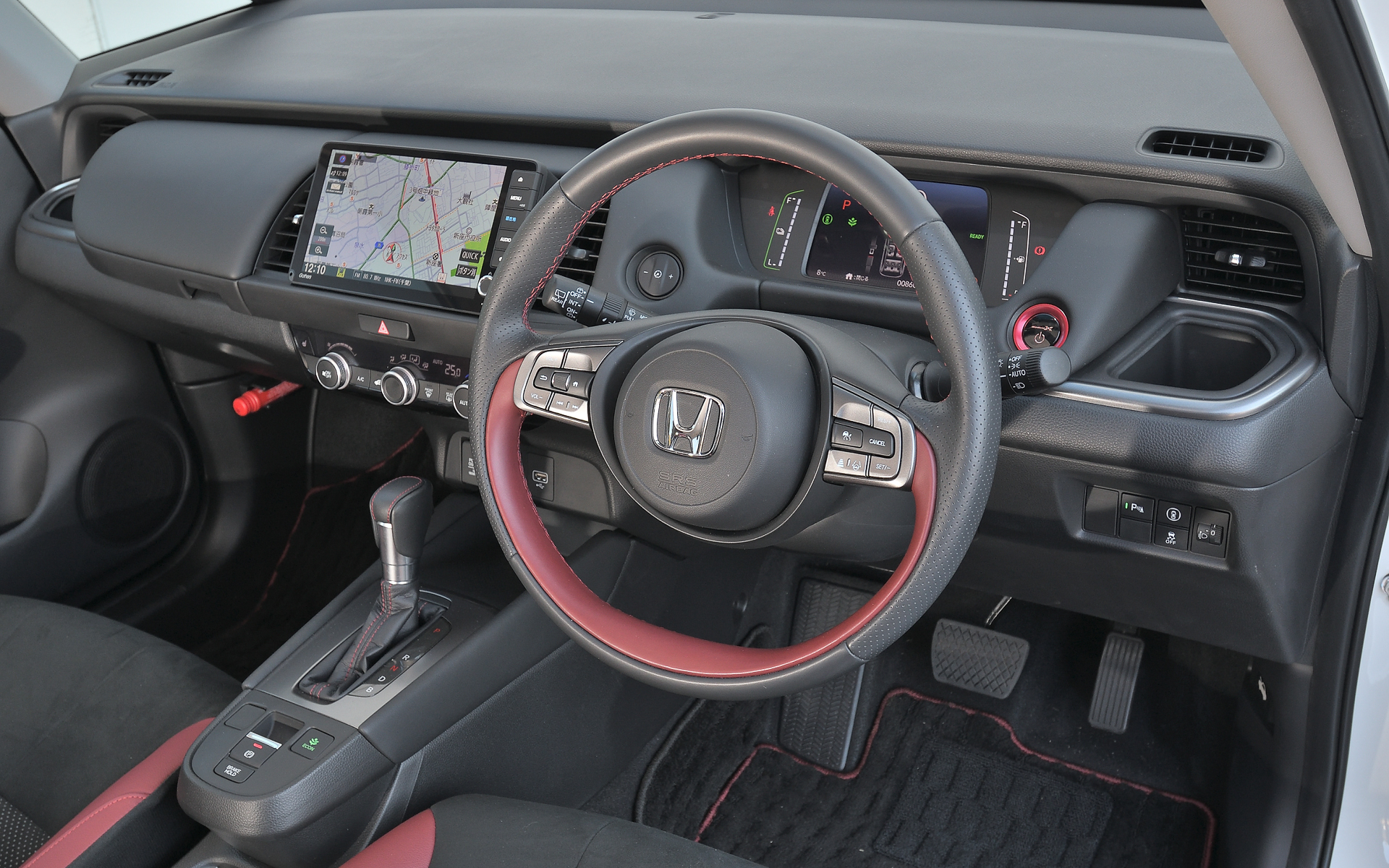 内装は専用カラーとなるブラック×ボルドーレッドとブラックの2タイプから選択可能。ダーク系の専用アクセントカラーインテリアパネルと合わせて上質感のあるキャビンを演出した。フロントシートは本革×ラックス スェードの専用コンビシートに“Modulo X”のステッチをあしらった特別感のある仕様