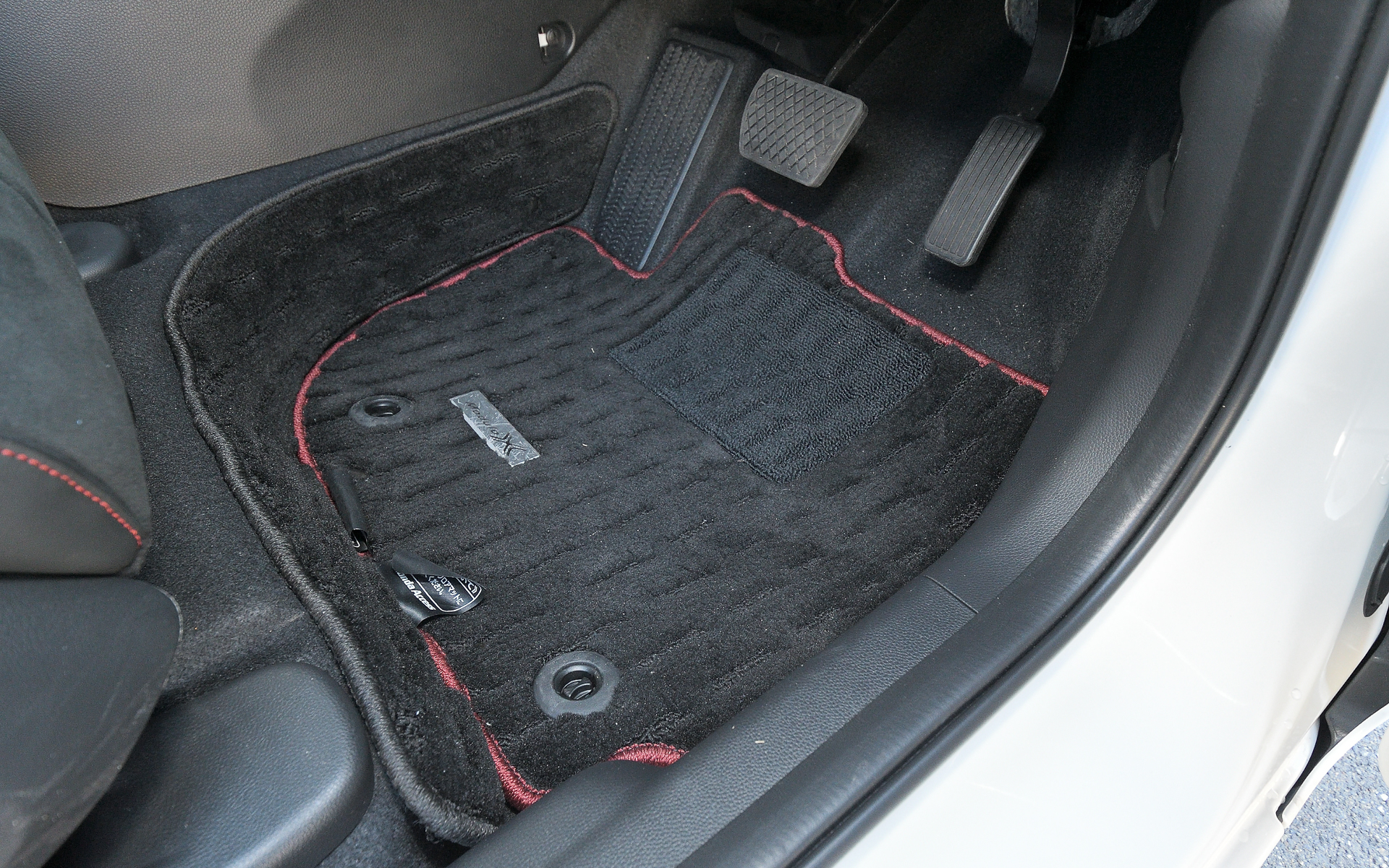 内装は専用カラーとなるブラック×ボルドーレッドとブラックの2タイプから選択可能。ダーク系の専用アクセントカラーインテリアパネルと合わせて上質感のあるキャビンを演出した。フロントシートは本革×ラックス スェードの専用コンビシートに“Modulo X”のステッチをあしらった特別感のある仕様