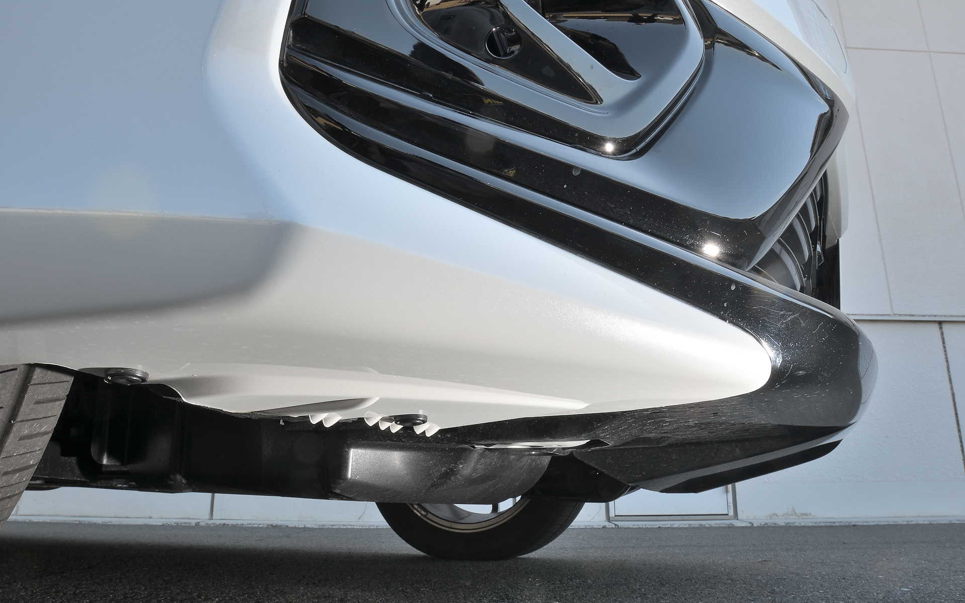 フロントバンパー下部の中央に備わるエアロスロープと、下部両端につくエアロボトムフィン