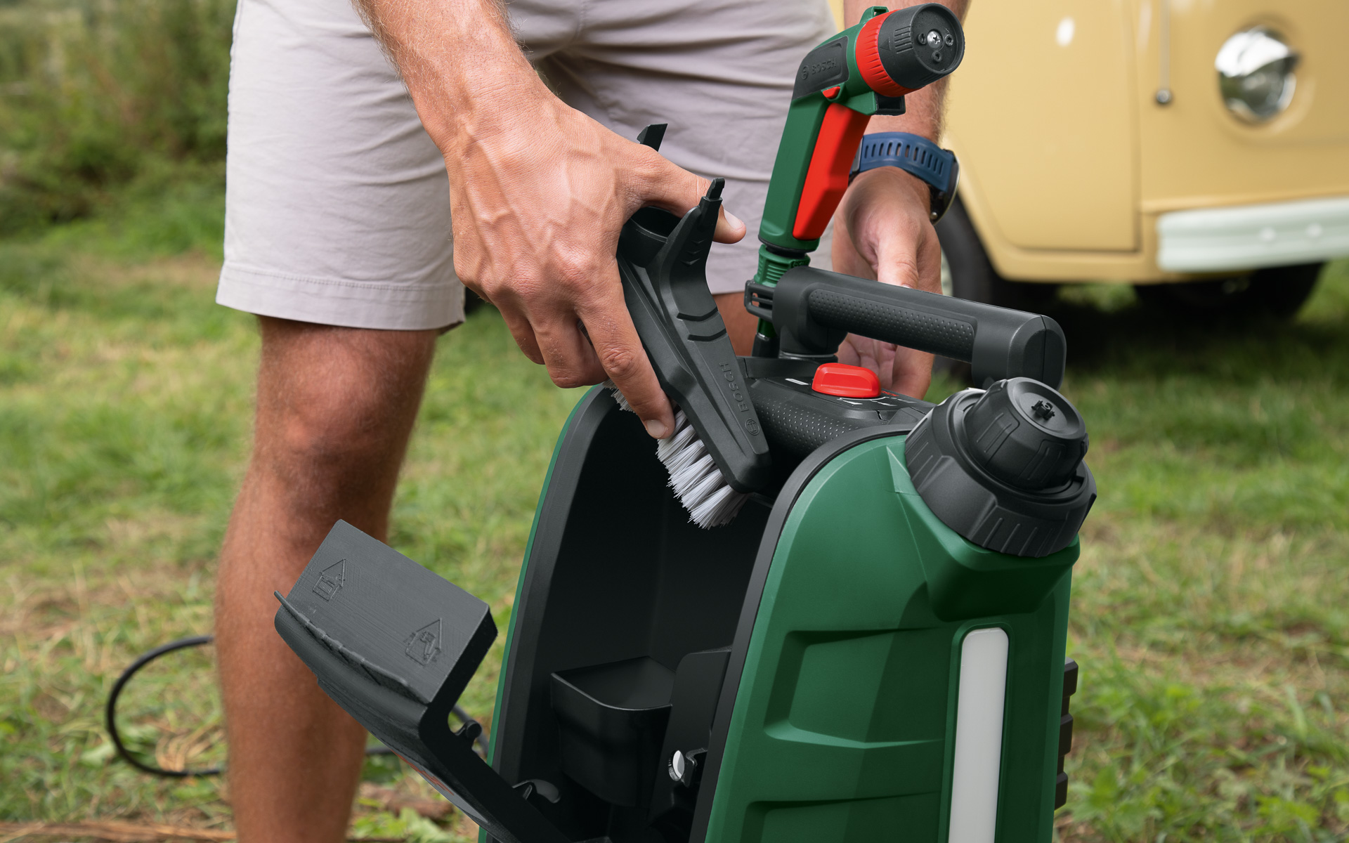 ホースなどを収納するBOXも搭載