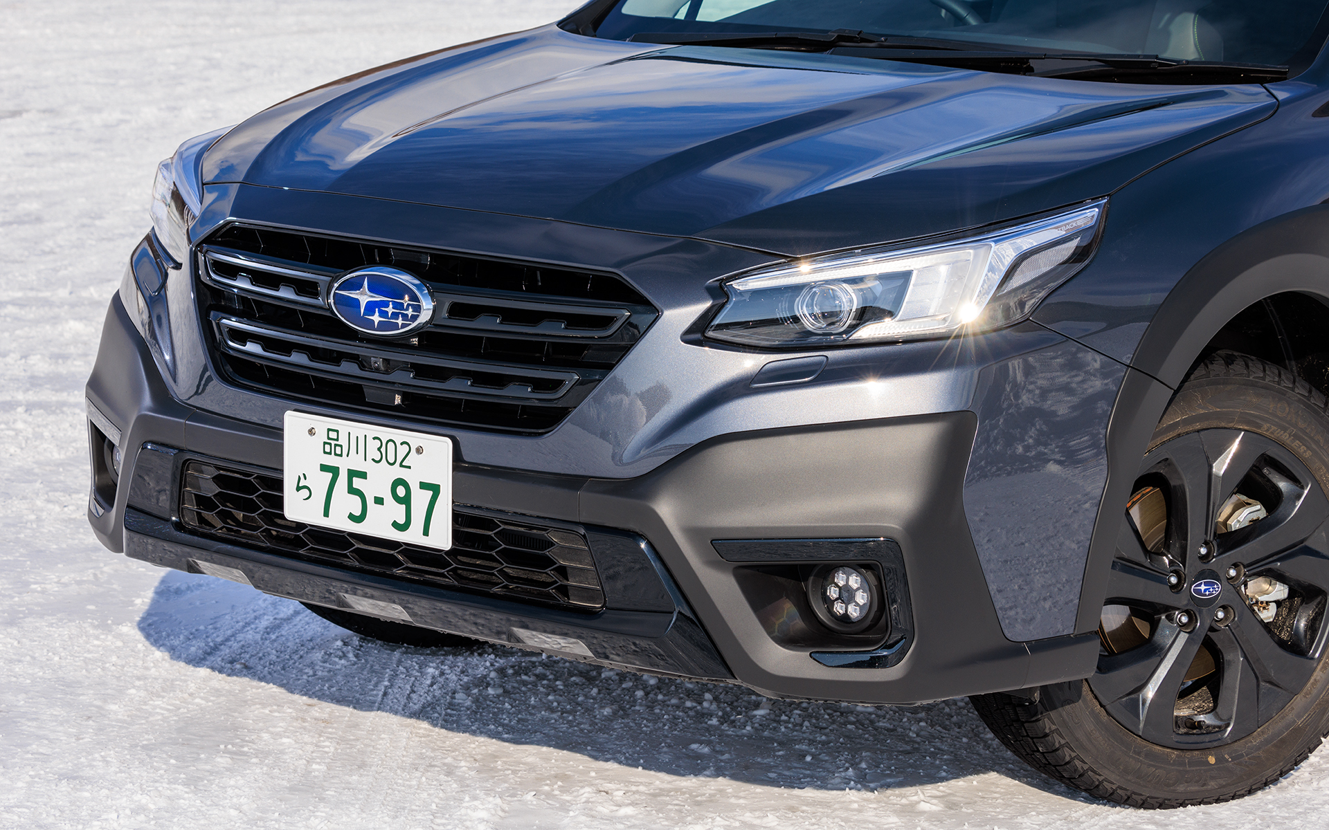 外観はスバル共通のデザインフィロソフィー“DYNAMIC×SOLID”をアウトバックのキャラクターに適応させ、「Active＆Tough」というコンセプトのもとデザイン。スピード感のあるシルエットに厚みや力強さを強調したボディパネルと、一体感を増したクラッディングを組み合わせることで、ひと目見ただけで感じられるアクティブさとタフさを表現