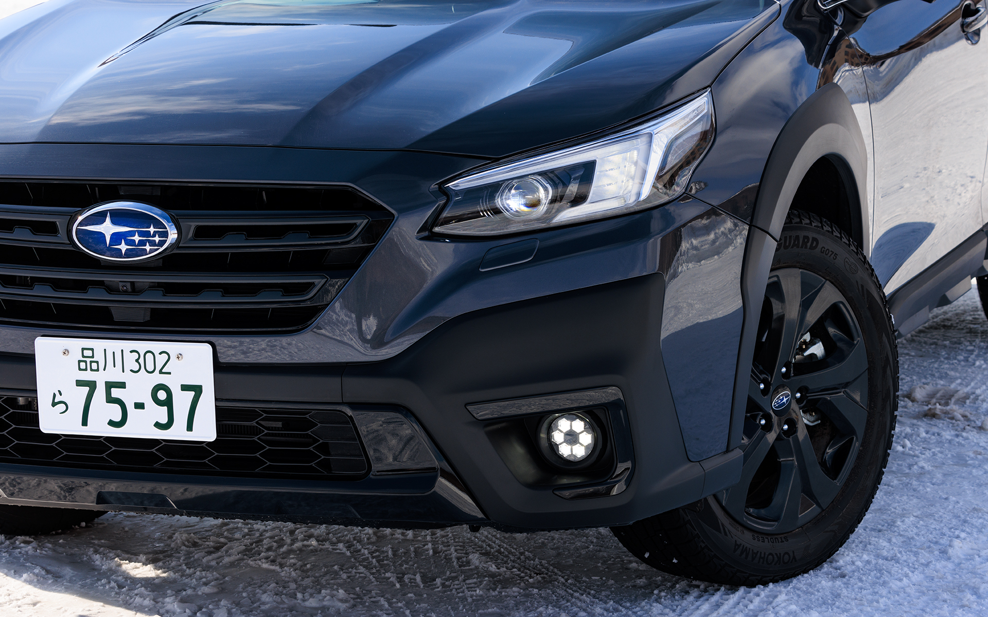 外観はスバル共通のデザインフィロソフィー“DYNAMIC×SOLID”をアウトバックのキャラクターに適応させ、「Active＆Tough」というコンセプトのもとデザイン。スピード感のあるシルエットに厚みや力強さを強調したボディパネルと、一体感を増したクラッディングを組み合わせることで、ひと目見ただけで感じられるアクティブさとタフさを表現