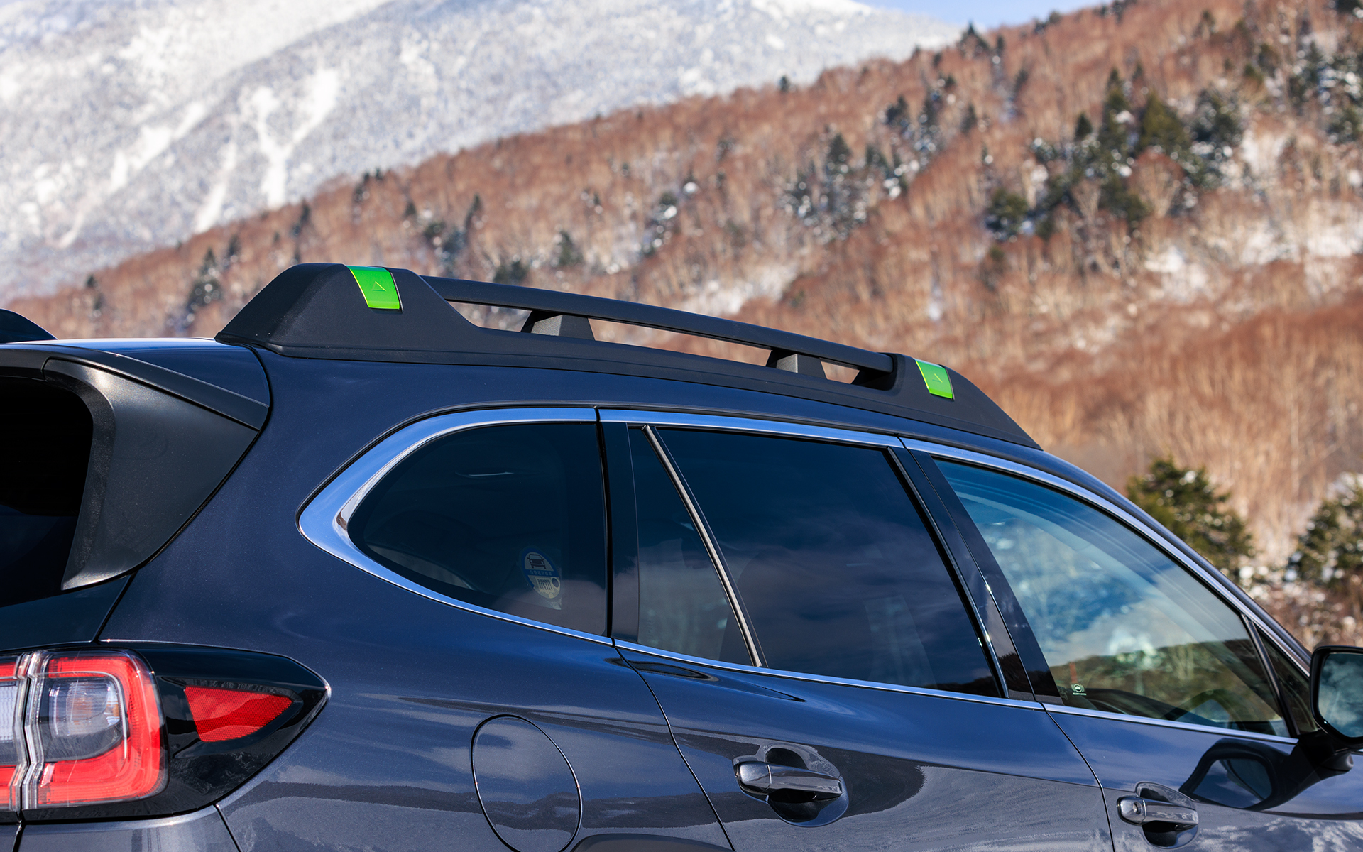 外観はスバル共通のデザインフィロソフィー“DYNAMIC×SOLID”をアウトバックのキャラクターに適応させ、「Active＆Tough」というコンセプトのもとデザイン。スピード感のあるシルエットに厚みや力強さを強調したボディパネルと、一体感を増したクラッディングを組み合わせることで、ひと目見ただけで感じられるアクティブさとタフさを表現