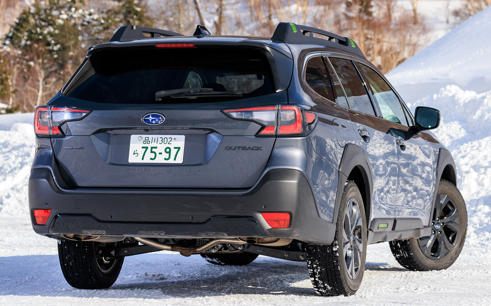 外観はスバル共通のデザインフィロソフィー“DYNAMIC×SOLID”をアウトバックのキャラクターに適応させ、「Active＆Tough」というコンセプトのもとデザイン。スピード感のあるシルエットに厚みや力強さを強調したボディパネルと、一体感を増したクラッディングを組み合わせることで、ひと目見ただけで感じられるアクティブさとタフさを表現