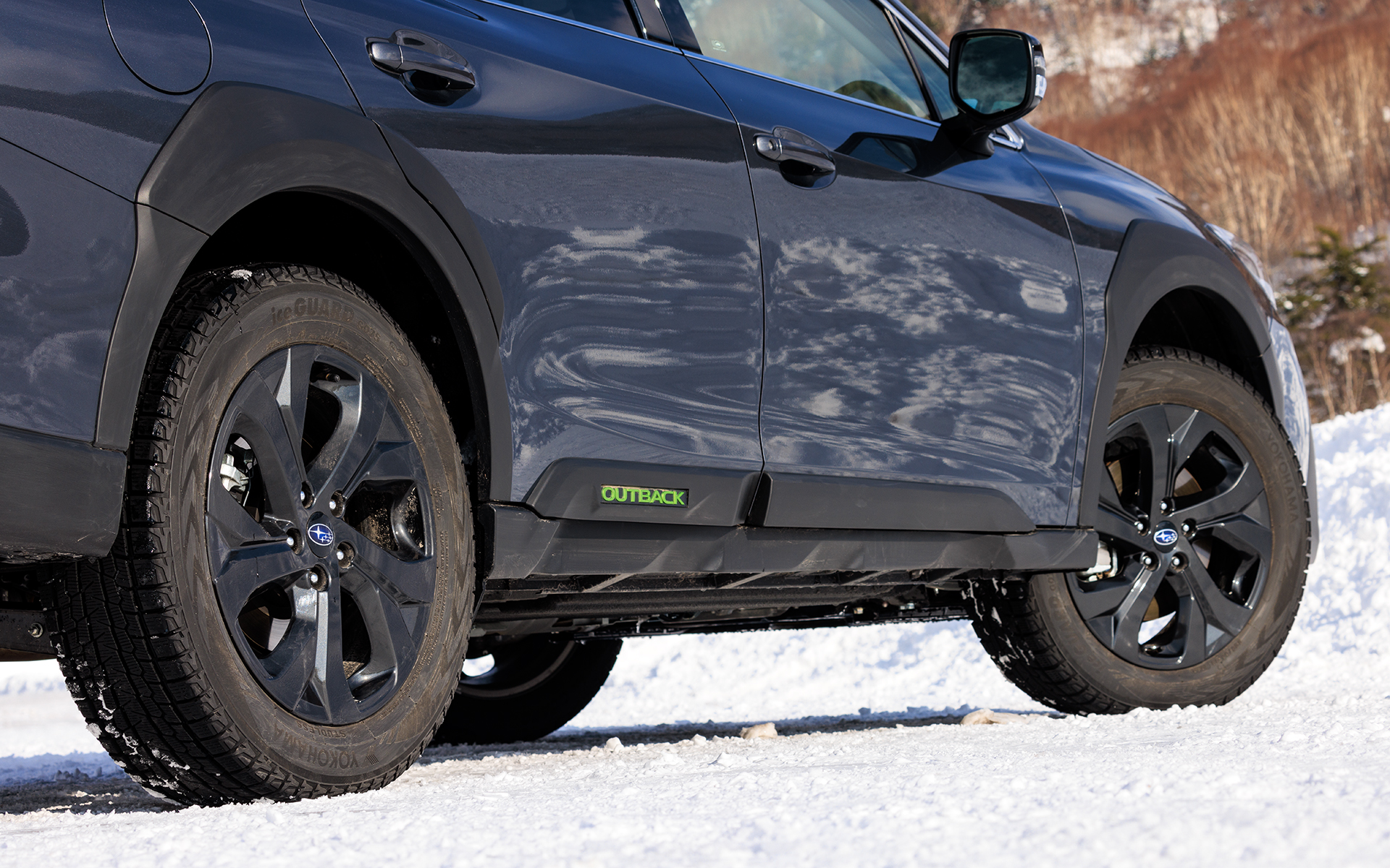 外観はスバル共通のデザインフィロソフィー“DYNAMIC×SOLID”をアウトバックのキャラクターに適応させ、「Active＆Tough」というコンセプトのもとデザイン。スピード感のあるシルエットに厚みや力強さを強調したボディパネルと、一体感を増したクラッディングを組み合わせることで、ひと目見ただけで感じられるアクティブさとタフさを表現