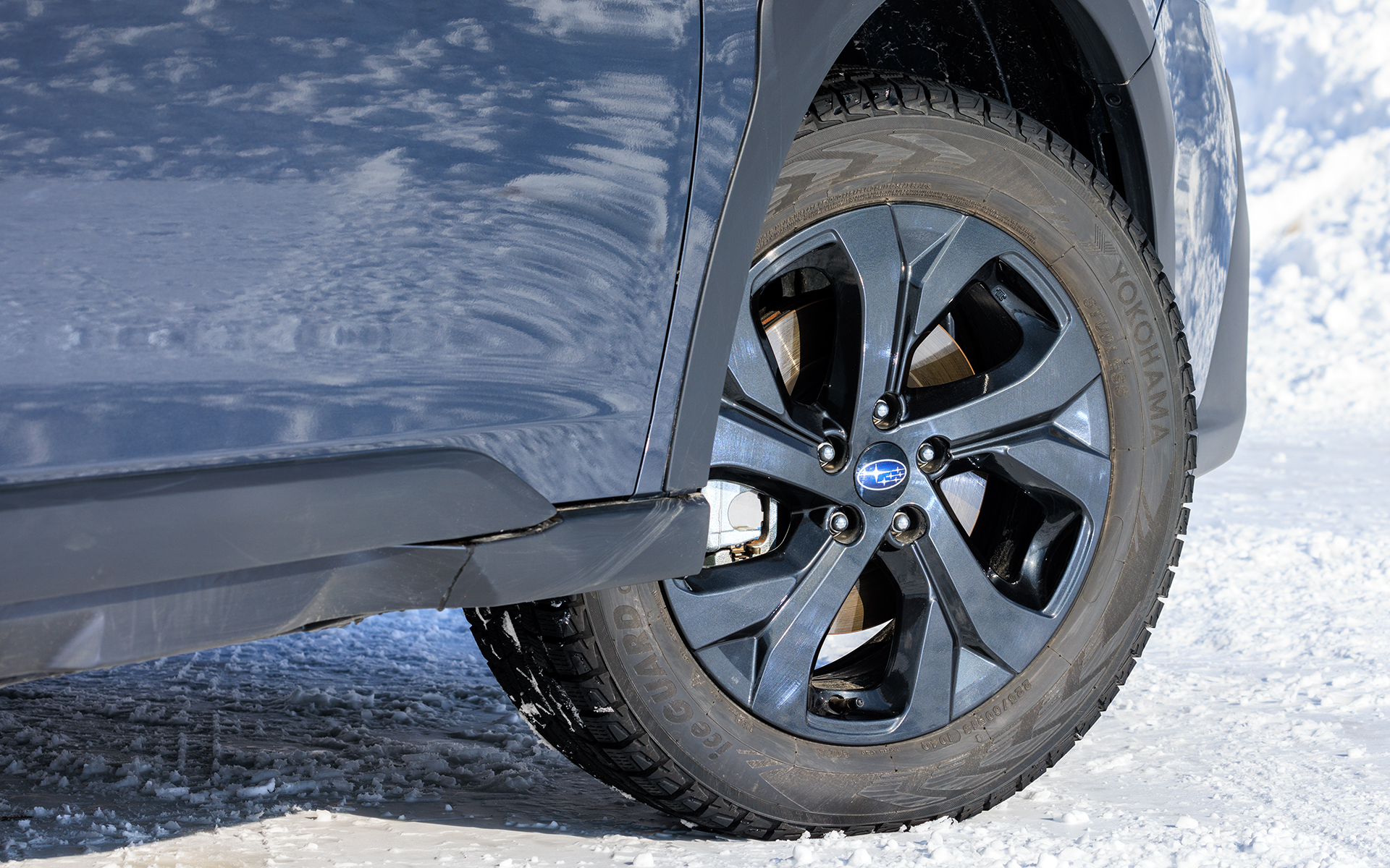 外観はスバル共通のデザインフィロソフィー“DYNAMIC×SOLID”をアウトバックのキャラクターに適応させ、「Active＆Tough」というコンセプトのもとデザイン。スピード感のあるシルエットに厚みや力強さを強調したボディパネルと、一体感を増したクラッディングを組み合わせることで、ひと目見ただけで感じられるアクティブさとタフさを表現