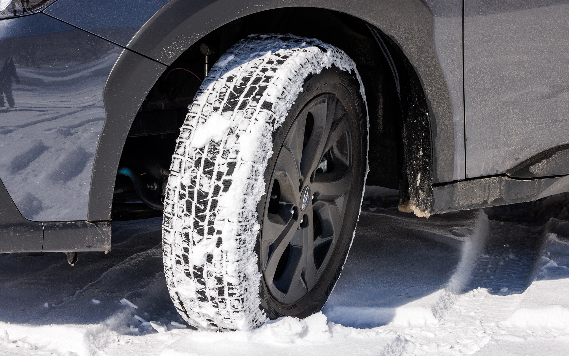 ダークメタリック塗装の18インチホイールに組み合わせるスタッドレスタイヤは、横浜ゴム「アイスガード SUV G075」