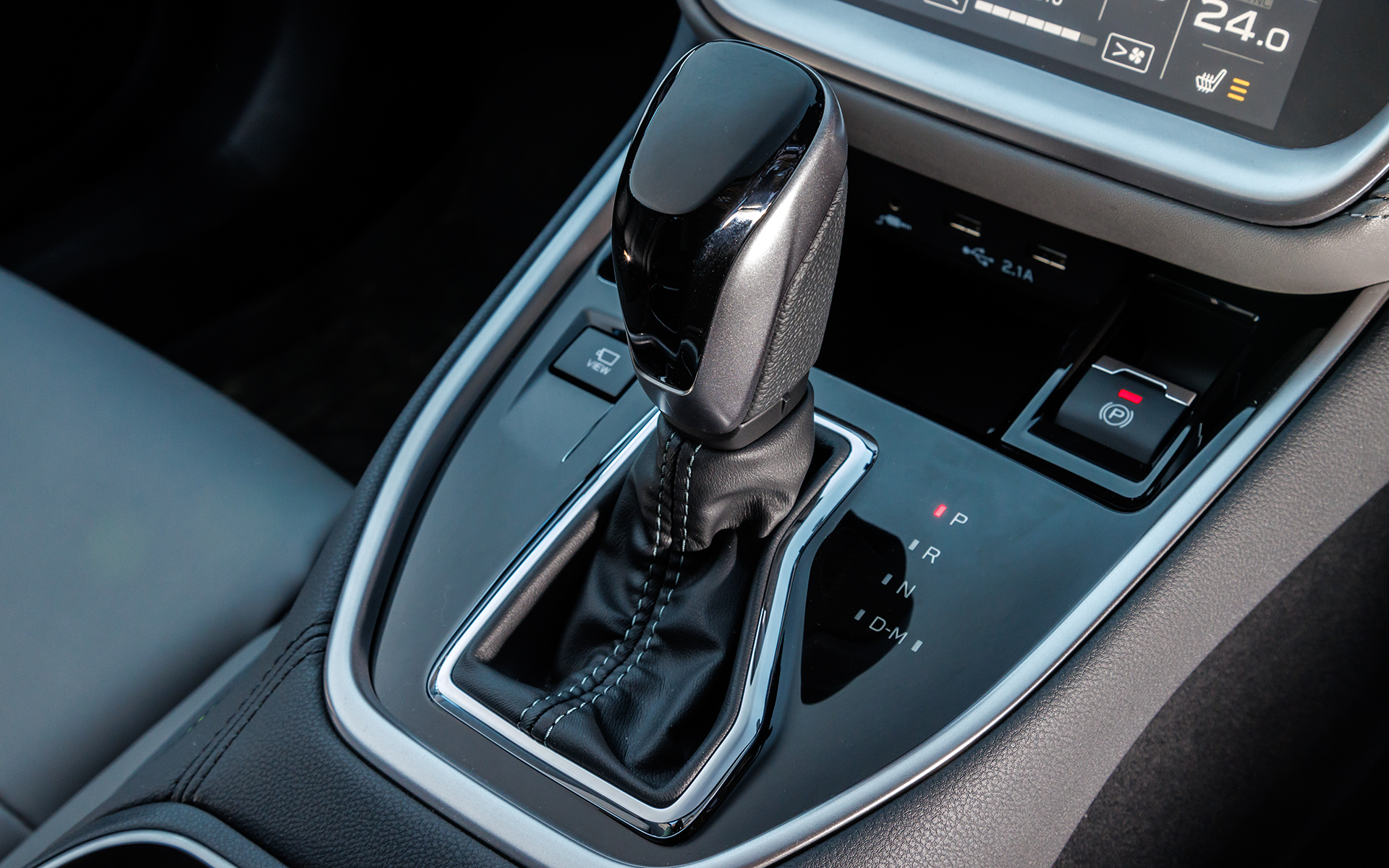 レガシィ アウトバックらしさを、乗る人すべてがくつろげる居心地のよい室内空間で表現。サンルーフとハーマンカードンサウンドシステムはオプション設定となる