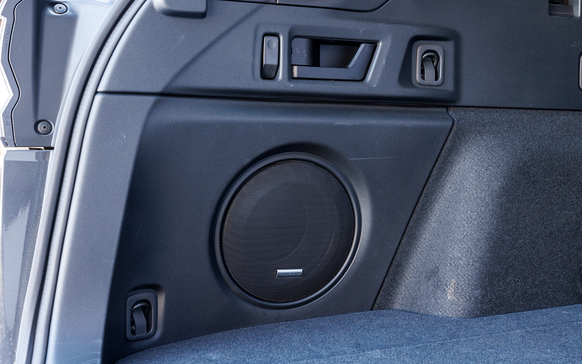 レガシィ アウトバックらしさを、乗る人すべてがくつろげる居心地のよい室内空間で表現。サンルーフとハーマンカードンサウンドシステムはオプション設定となる