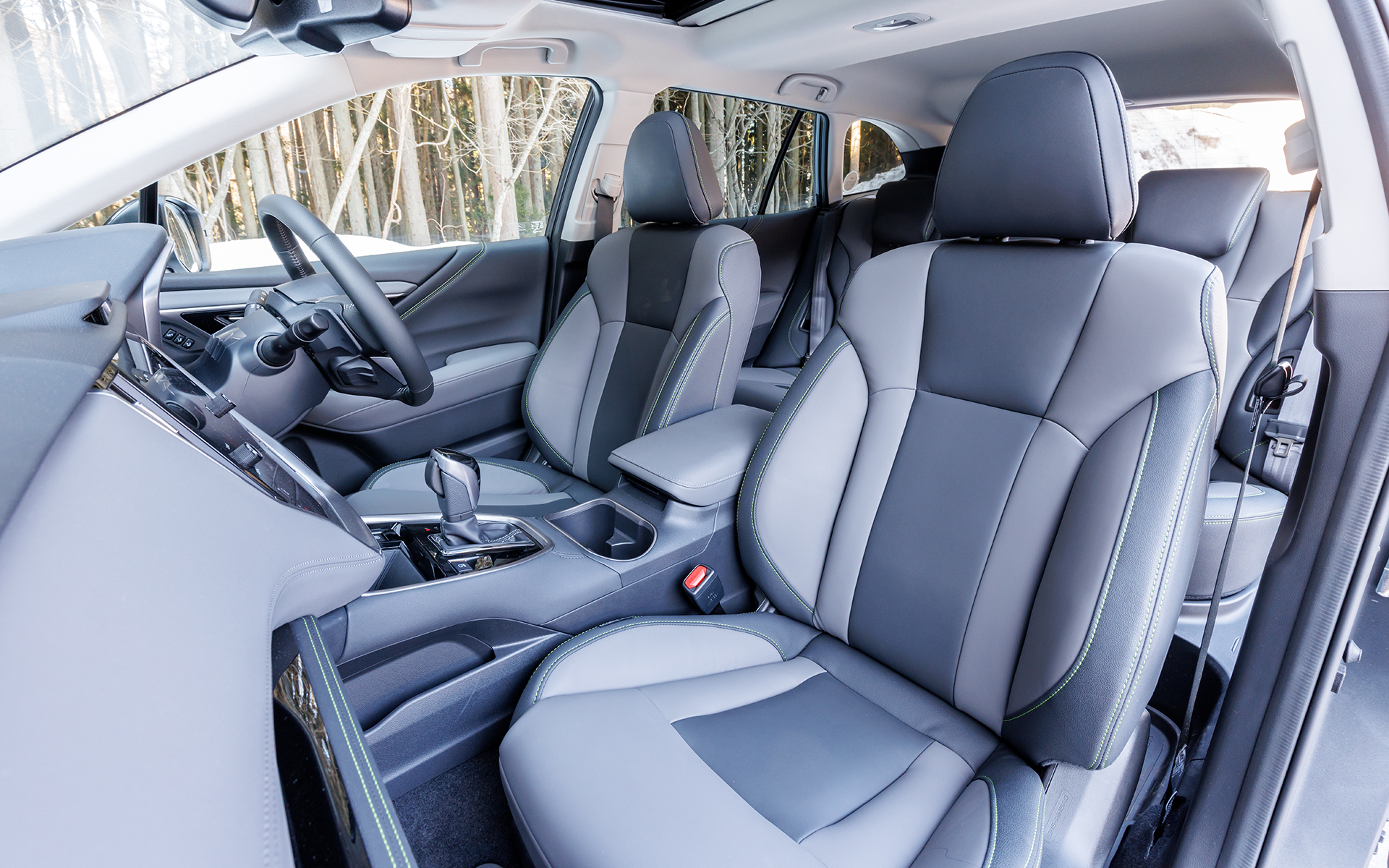 レガシィ アウトバック X-BREAK EXのシートは撥水性ポリウレタンで、ダークグレーにエナジーグリーンステッチが入る。Limited EXはオプションで本革シート（ナッパレザー）を選択可能