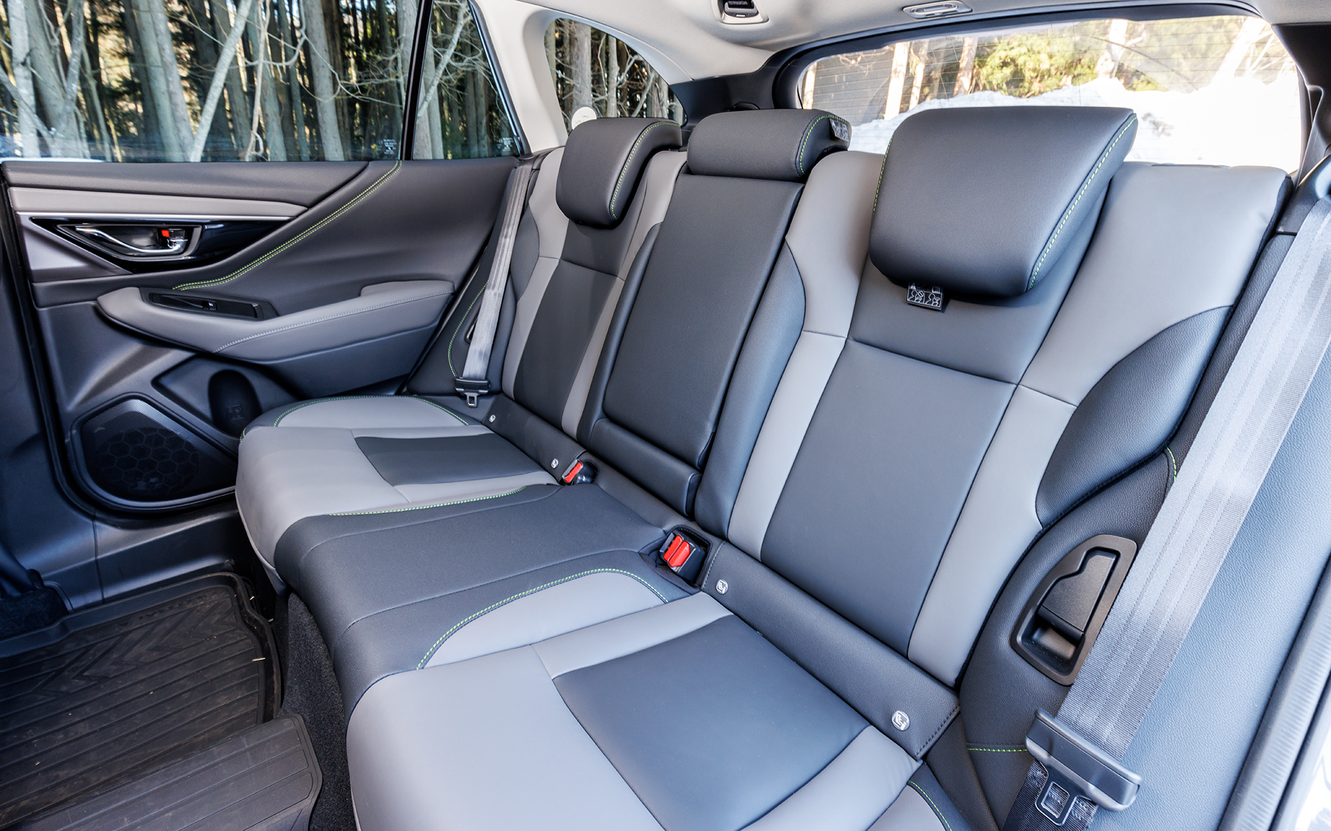 レガシィ アウトバック X-BREAK EXのシートは撥水性ポリウレタンで、ダークグレーにエナジーグリーンステッチが入る。Limited EXはオプションで本革シート（ナッパレザー）を選択可能