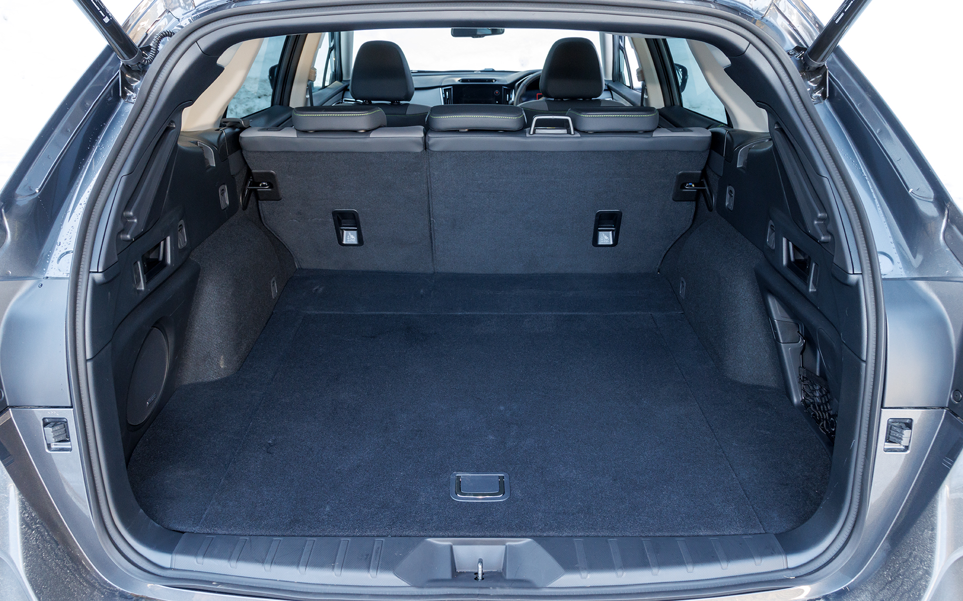 レガシィ アウトバックのラゲッジルーム。VDA法で561L（カーゴフロアボード上部が522L、サブトランクが39L）という大きな容量を確保している。6：4分割可倒式のリアシートを倒すとフラットな荷室が出現する。カーゴフックやショッピングフックなども設定。ハンズフリーオープンパワーリアゲートはX-BREAK EXではオプションとなる（Limited EXは標準装備）