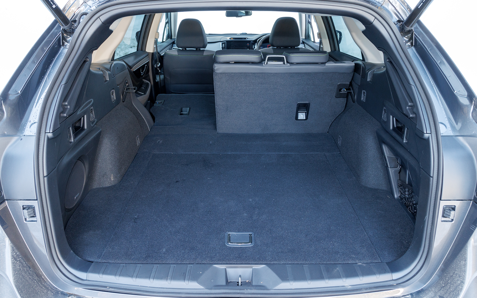 レガシィ アウトバックのラゲッジルーム。VDA法で561L（カーゴフロアボード上部が522L、サブトランクが39L）という大きな容量を確保している。6：4分割可倒式のリアシートを倒すとフラットな荷室が出現する。カーゴフックやショッピングフックなども設定。ハンズフリーオープンパワーリアゲートはX-BREAK EXではオプションとなる（Limited EXは標準装備）