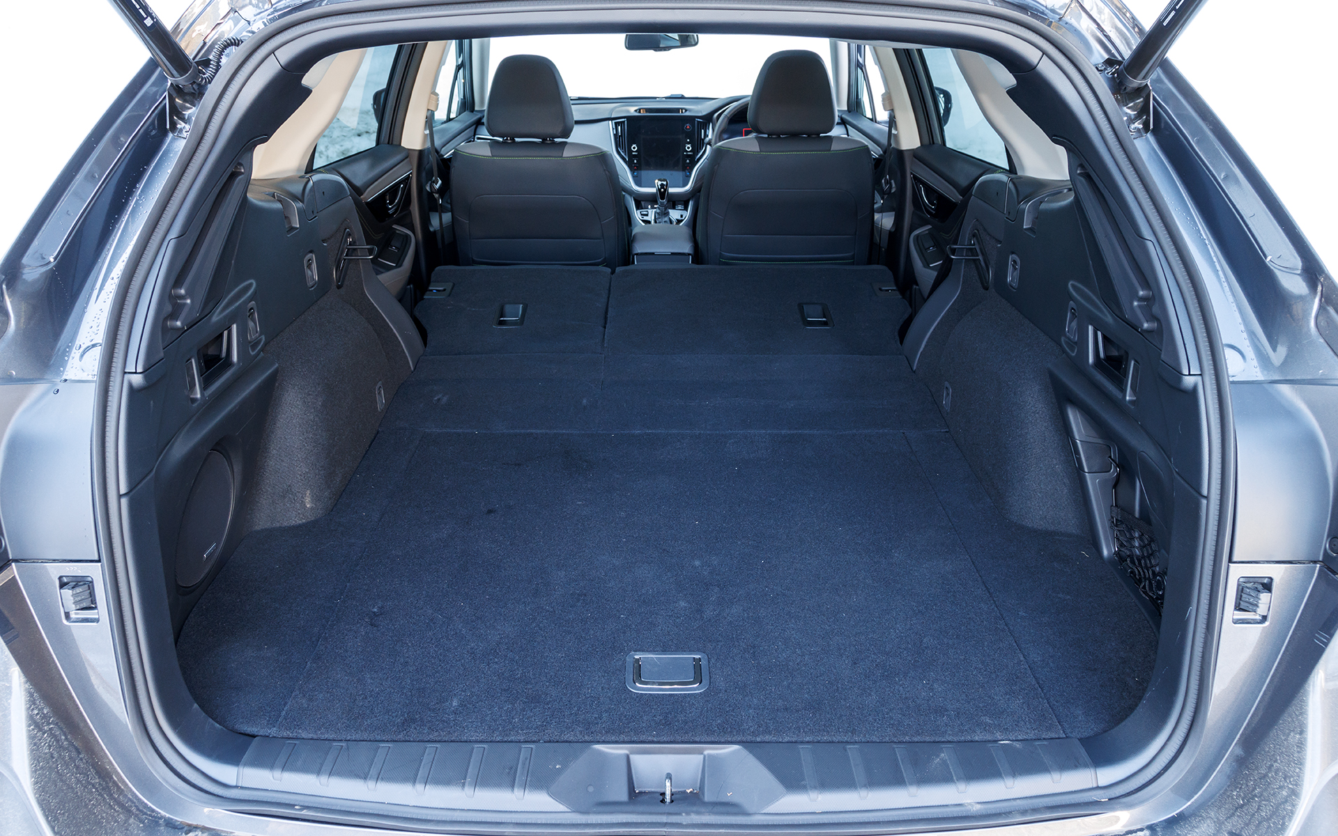 レガシィ アウトバックのラゲッジルーム。VDA法で561L（カーゴフロアボード上部が522L、サブトランクが39L）という大きな容量を確保している。6：4分割可倒式のリアシートを倒すとフラットな荷室が出現する。カーゴフックやショッピングフックなども設定。ハンズフリーオープンパワーリアゲートはX-BREAK EXではオプションとなる（Limited EXは標準装備）