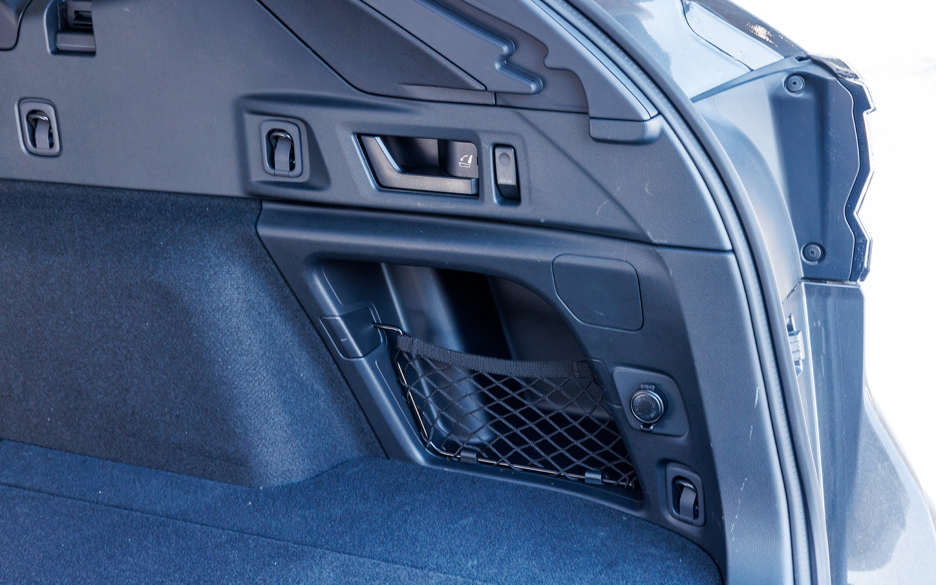 レガシィ アウトバックのラゲッジルーム。VDA法で561L（カーゴフロアボード上部が522L、サブトランクが39L）という大きな容量を確保している。6：4分割可倒式のリアシートを倒すとフラットな荷室が出現する。カーゴフックやショッピングフックなども設定。ハンズフリーオープンパワーリアゲートはX-BREAK EXではオプションとなる（Limited EXは標準装備）