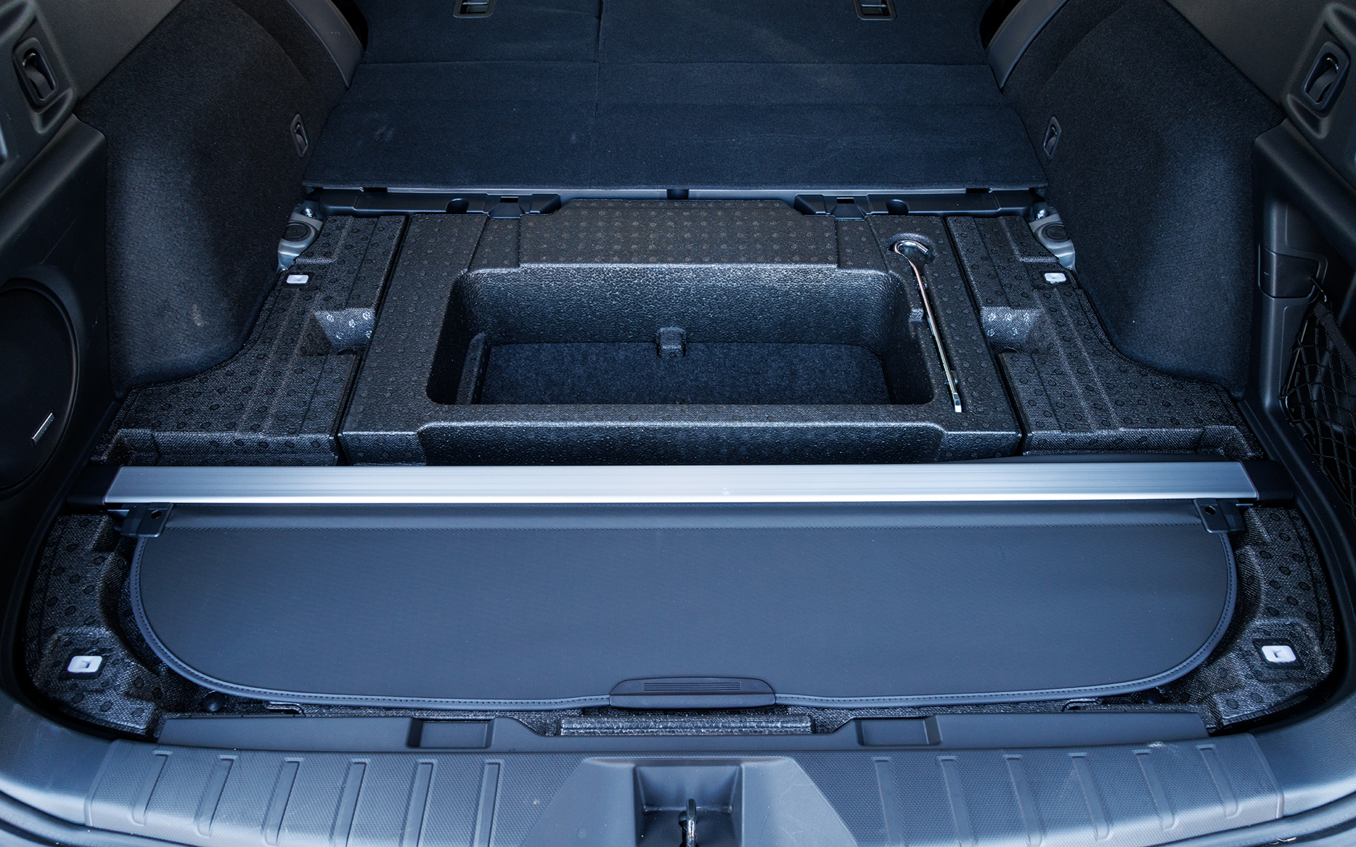 レガシィ アウトバックのラゲッジルーム。VDA法で561L（カーゴフロアボード上部が522L、サブトランクが39L）という大きな容量を確保している。6：4分割可倒式のリアシートを倒すとフラットな荷室が出現する。カーゴフックやショッピングフックなども設定。ハンズフリーオープンパワーリアゲートはX-BREAK EXではオプションとなる（Limited EXは標準装備）