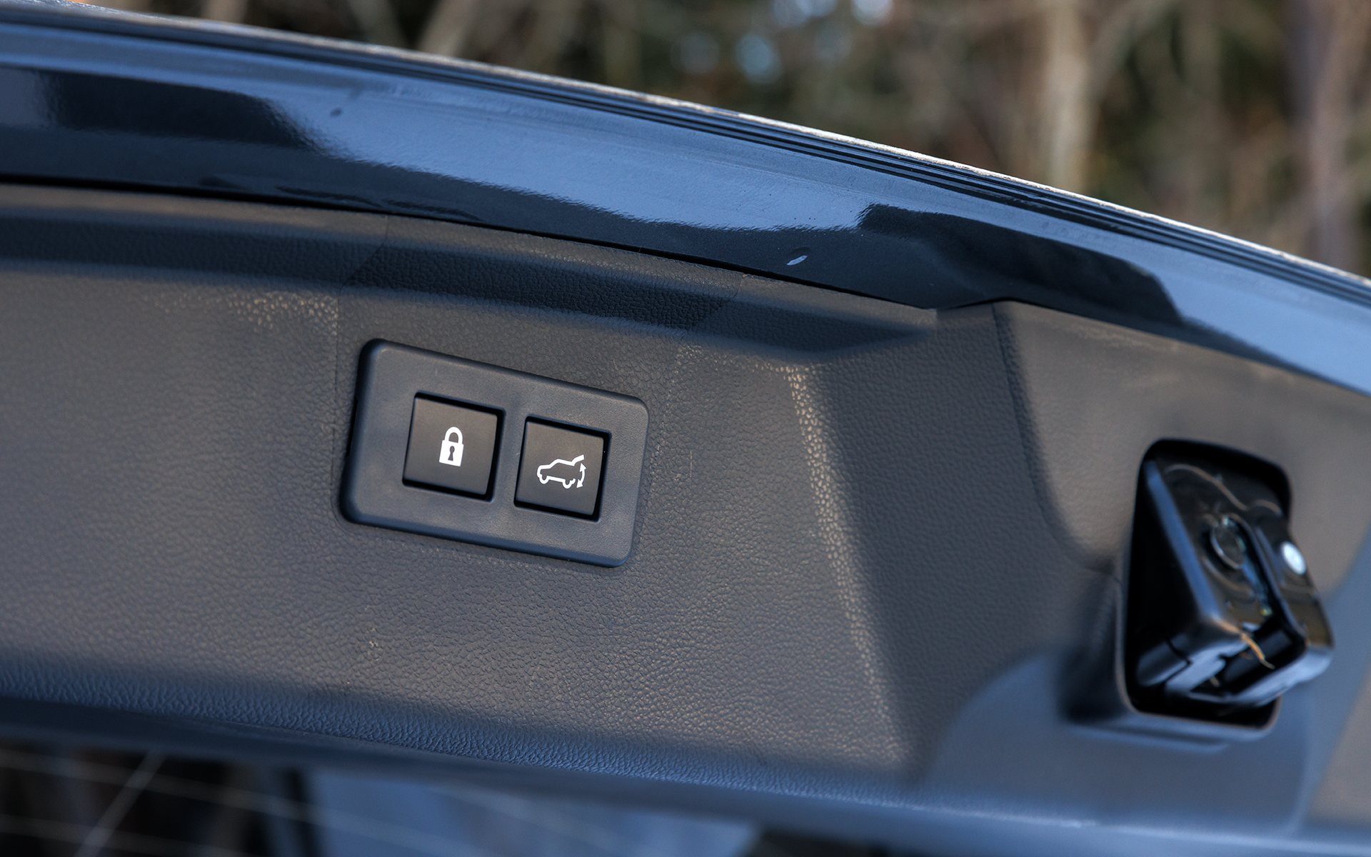 レガシィ アウトバックのラゲッジルーム。VDA法で561L（カーゴフロアボード上部が522L、サブトランクが39L）という大きな容量を確保している。6：4分割可倒式のリアシートを倒すとフラットな荷室が出現する。カーゴフックやショッピングフックなども設定。ハンズフリーオープンパワーリアゲートはX-BREAK EXではオプションとなる（Limited EXは標準装備）