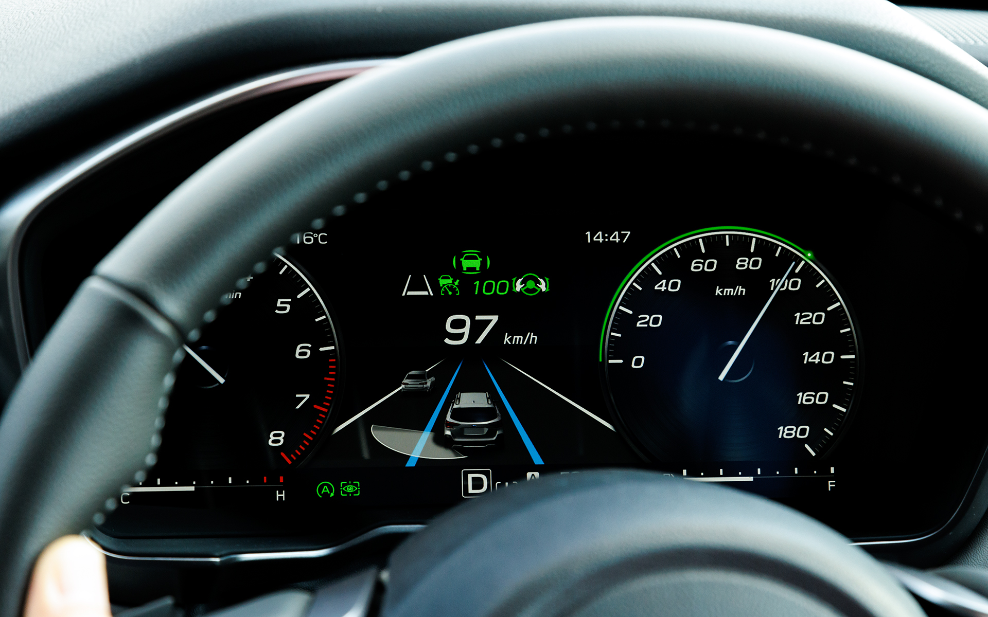 約70km/h～約120km/hで走行しているときに、ドライバーが方向指示器を操作してシステムが作動可能と判断すると、システムがステアリングを制御して車線変更のアシストを実施