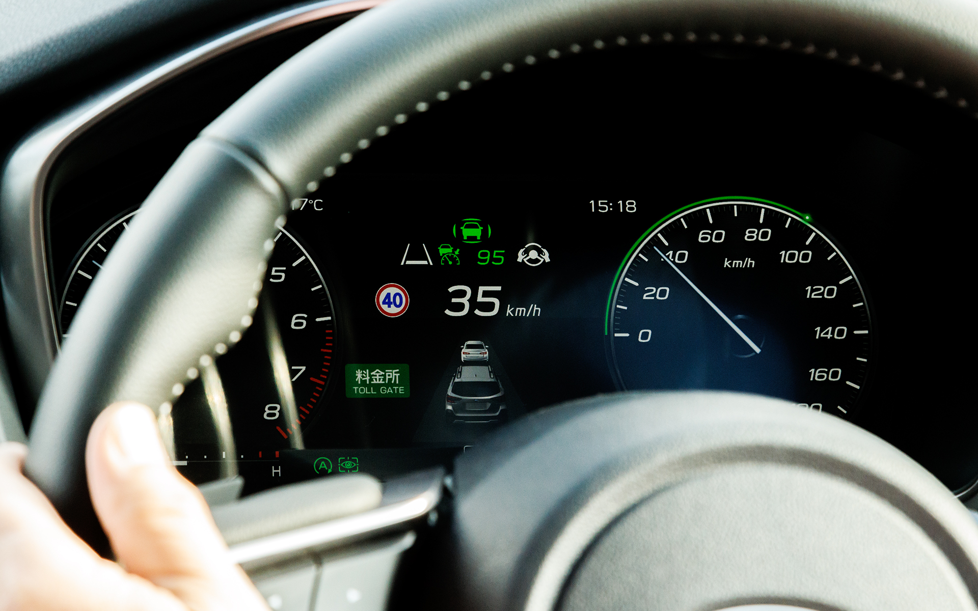 料金所の手前でETCゲートを安全に通過できる速度まで減速し、通過後はセット車速まで加速する料金所前速度制御を搭載。ACCをOFFにすることなくスムーズに料金所を通過できる